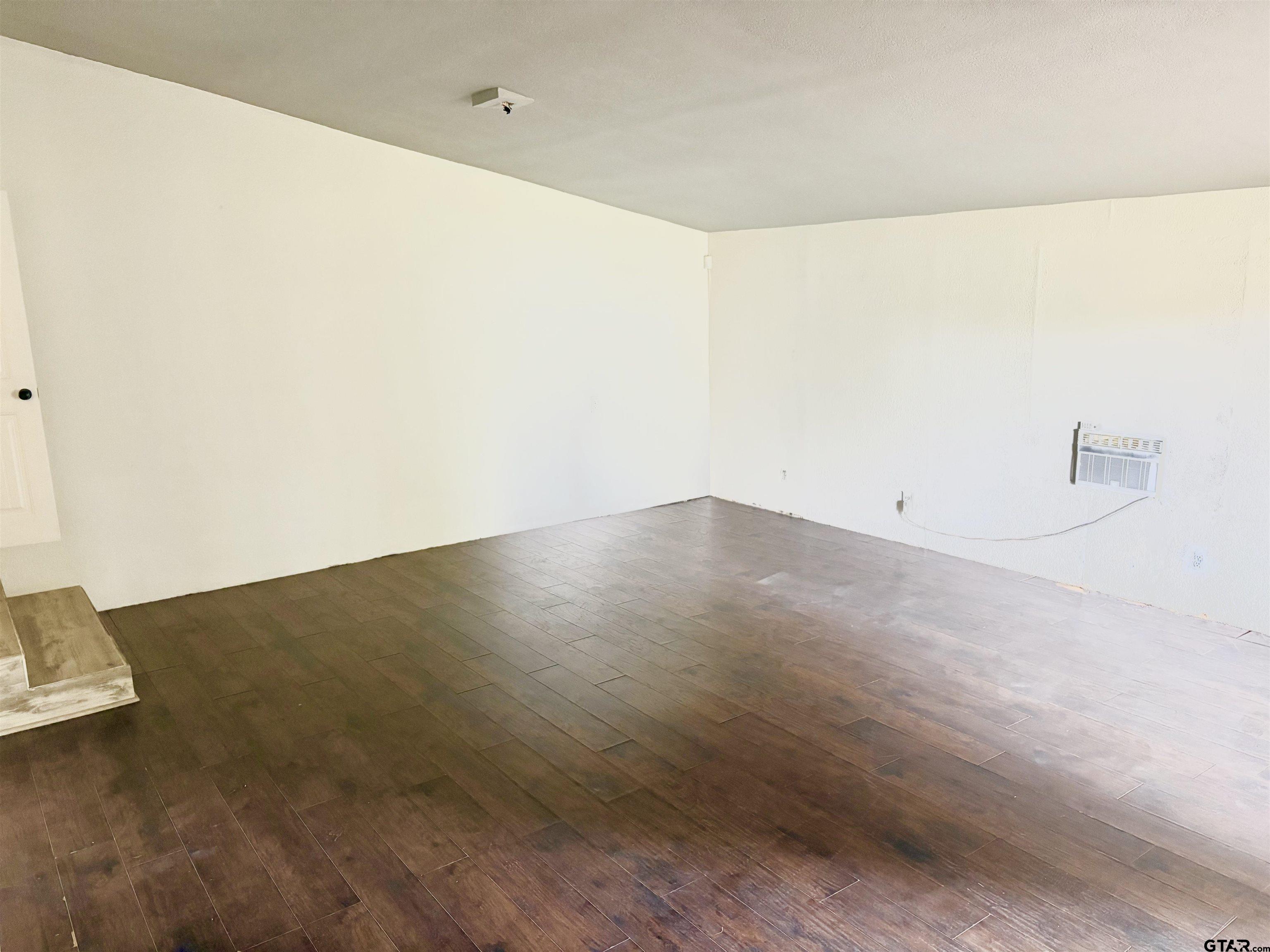 705 N EDWARDS
