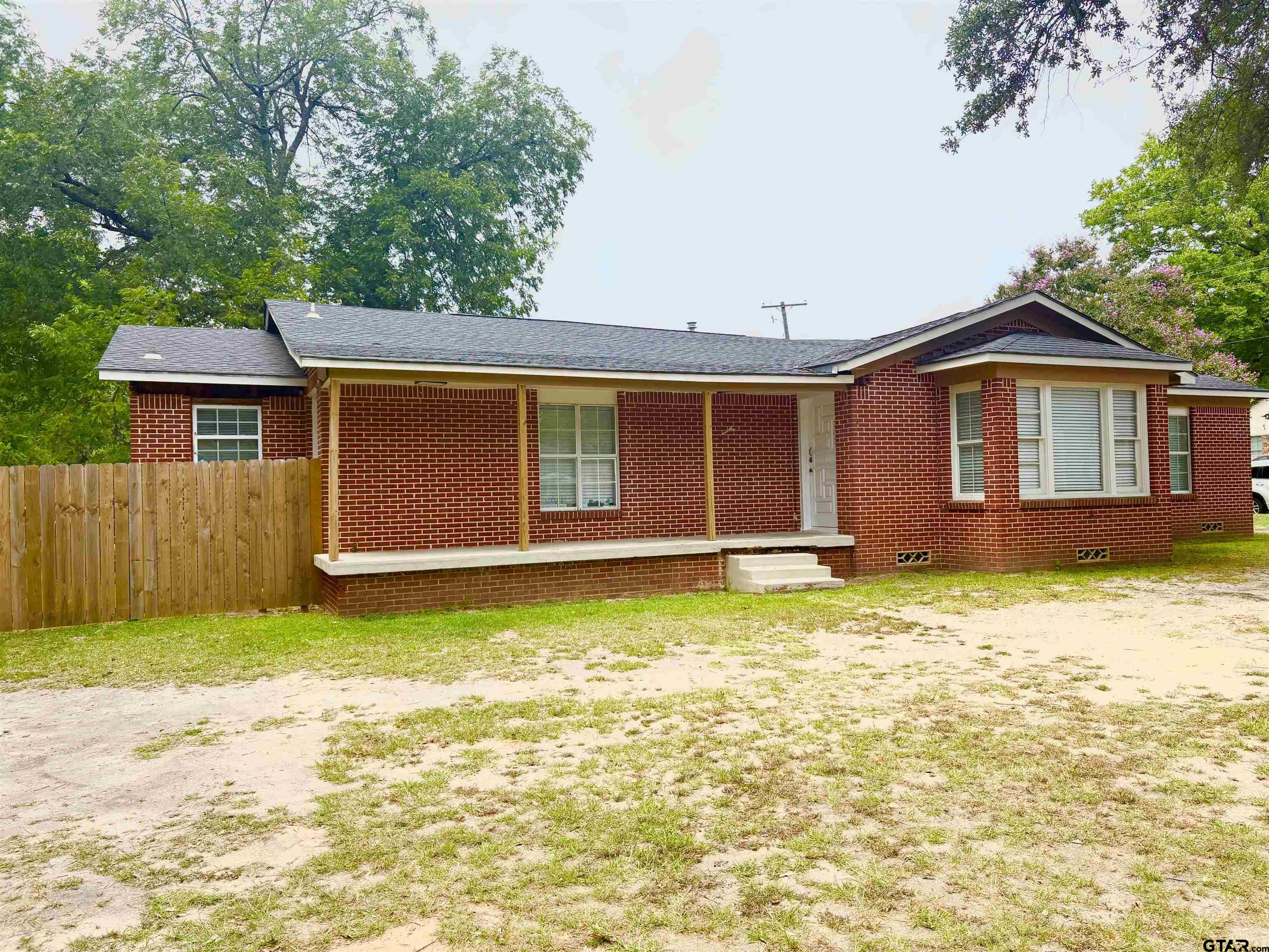 705 N EDWARDS