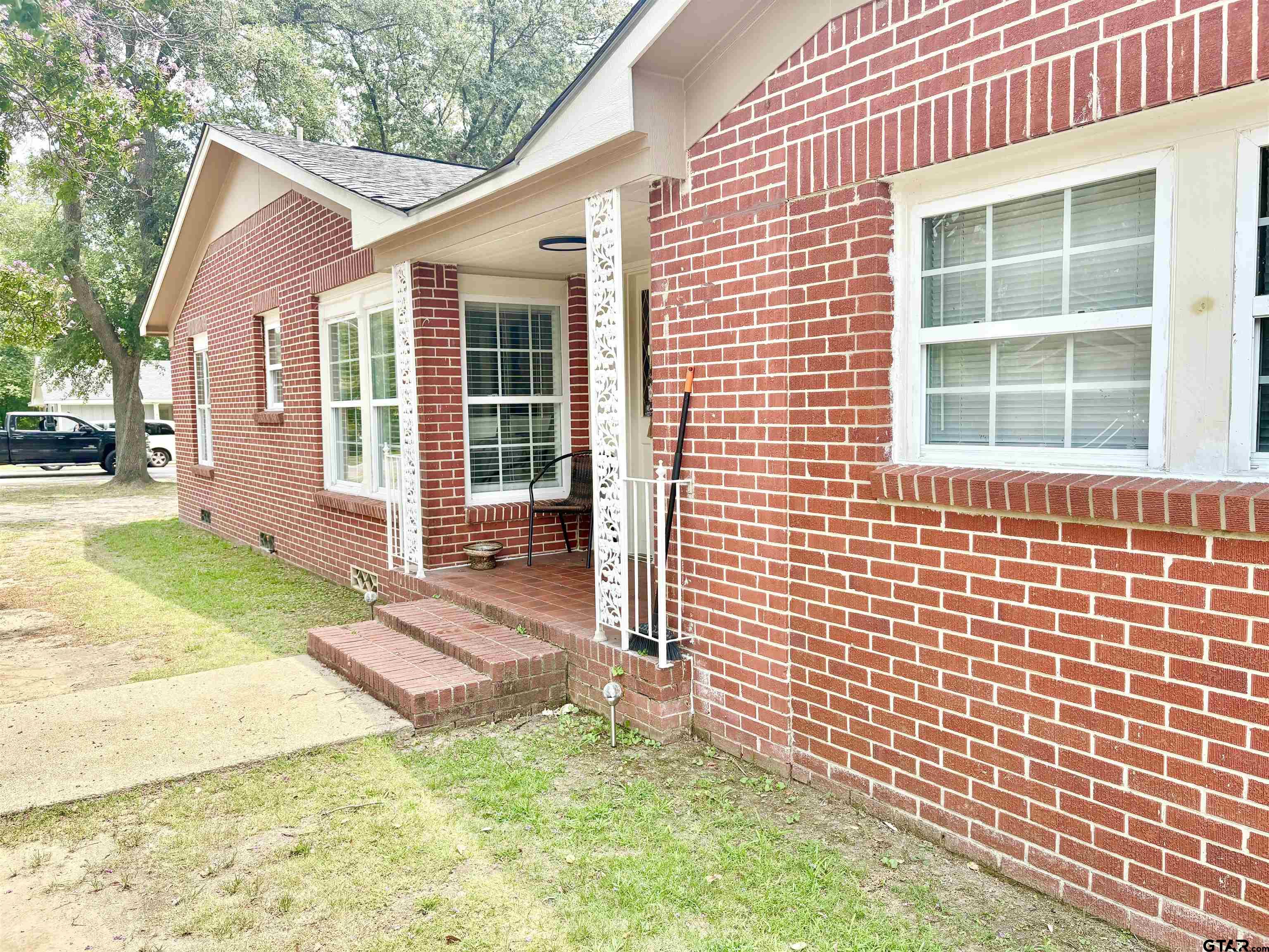 705 N EDWARDS