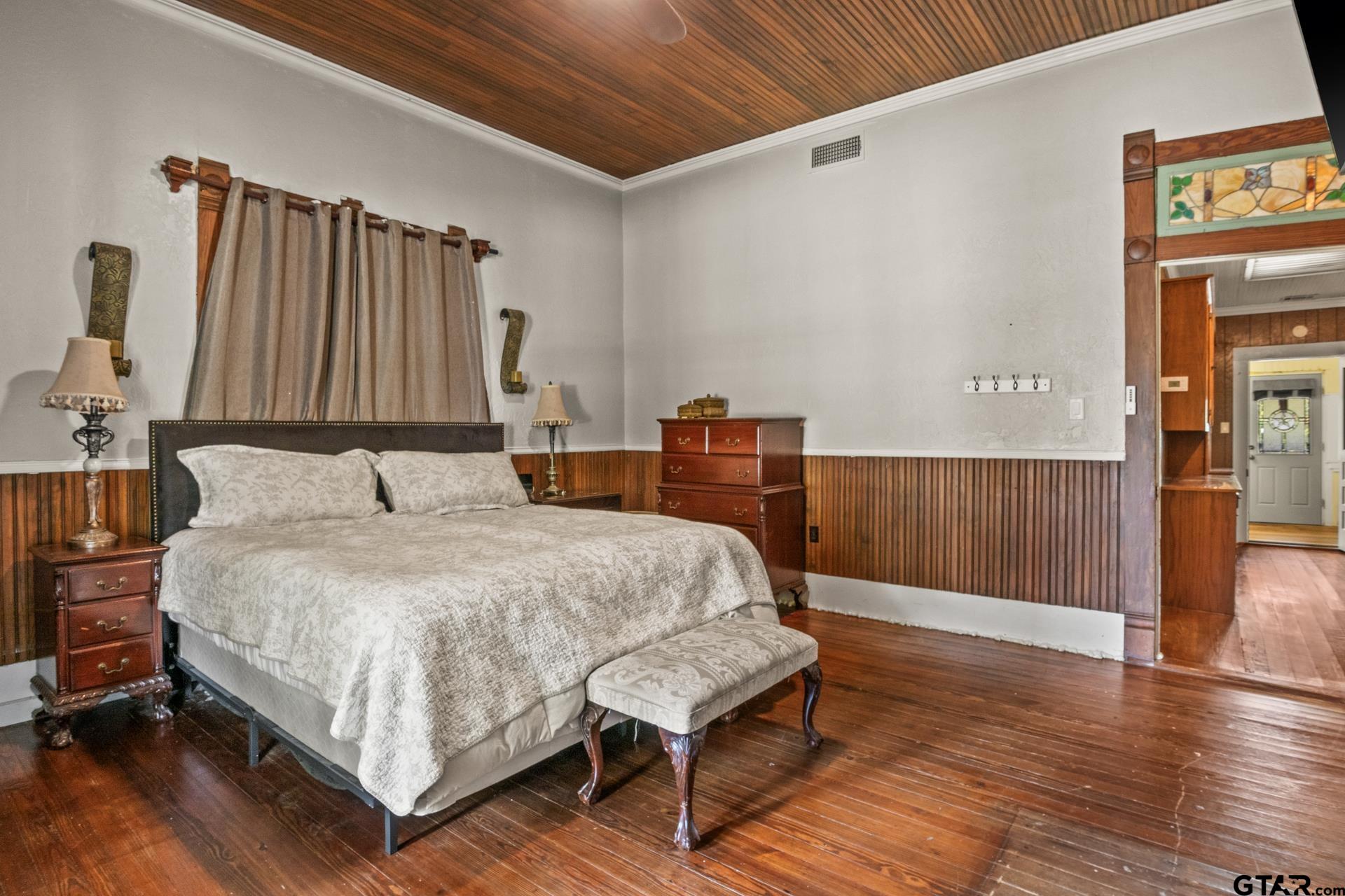 304 Holbrook