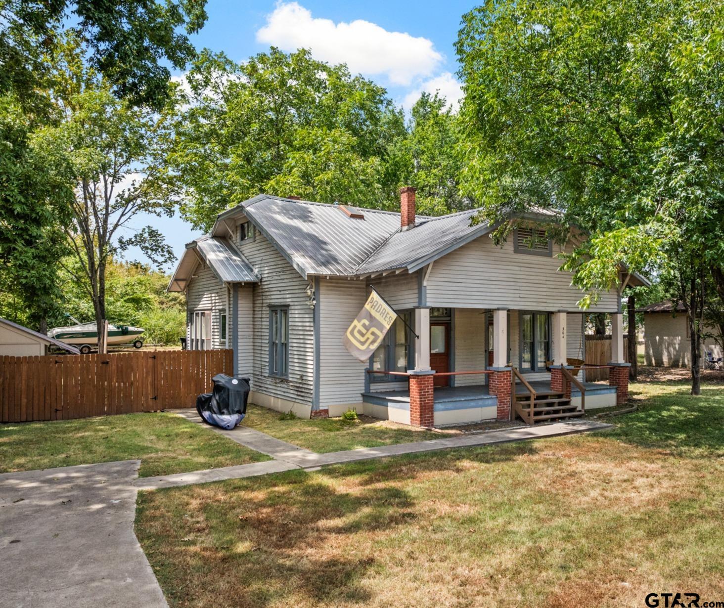 304 Holbrook