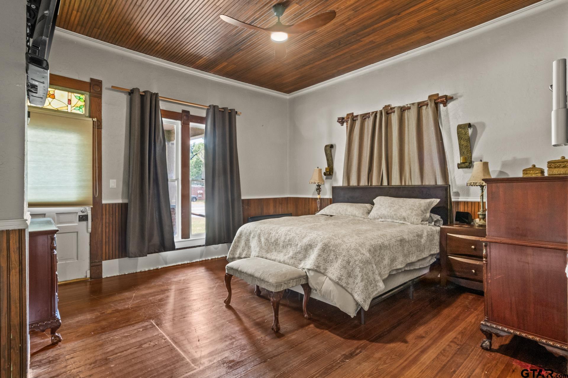 304 Holbrook