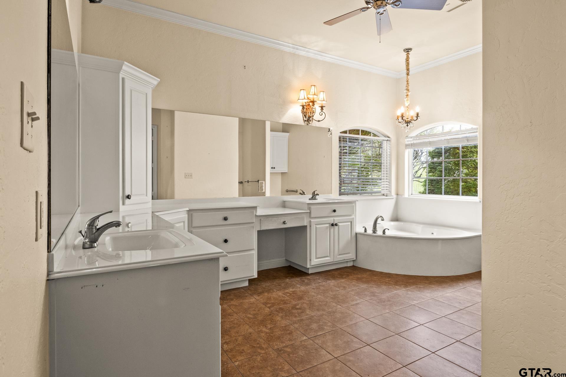 15 W Elmwood Dr