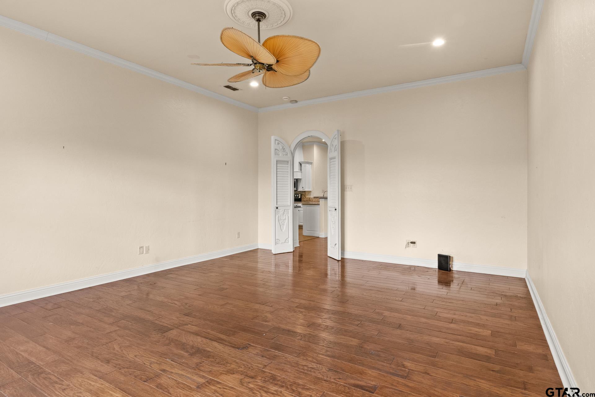 15 W Elmwood Dr