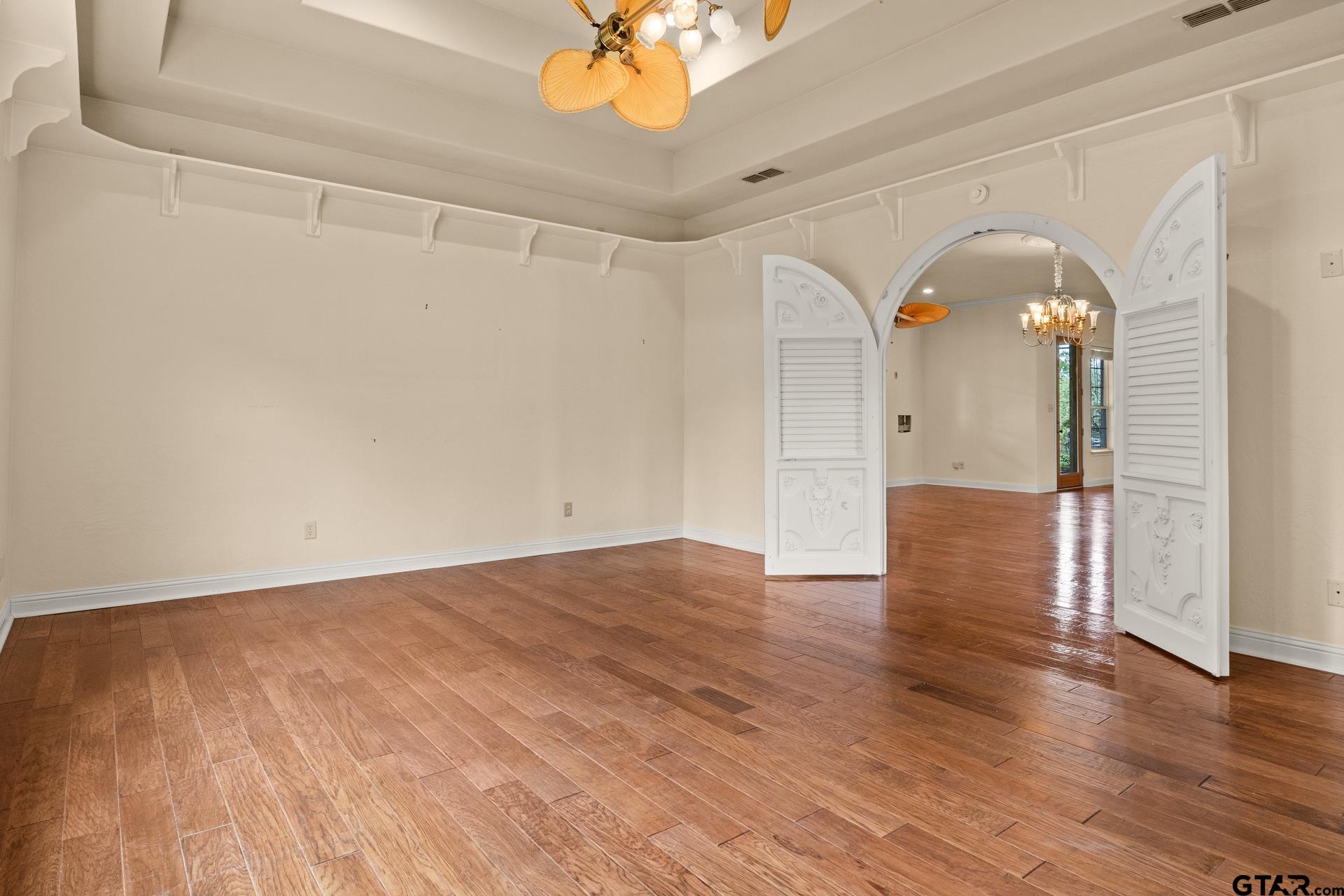 15 W Elmwood Dr