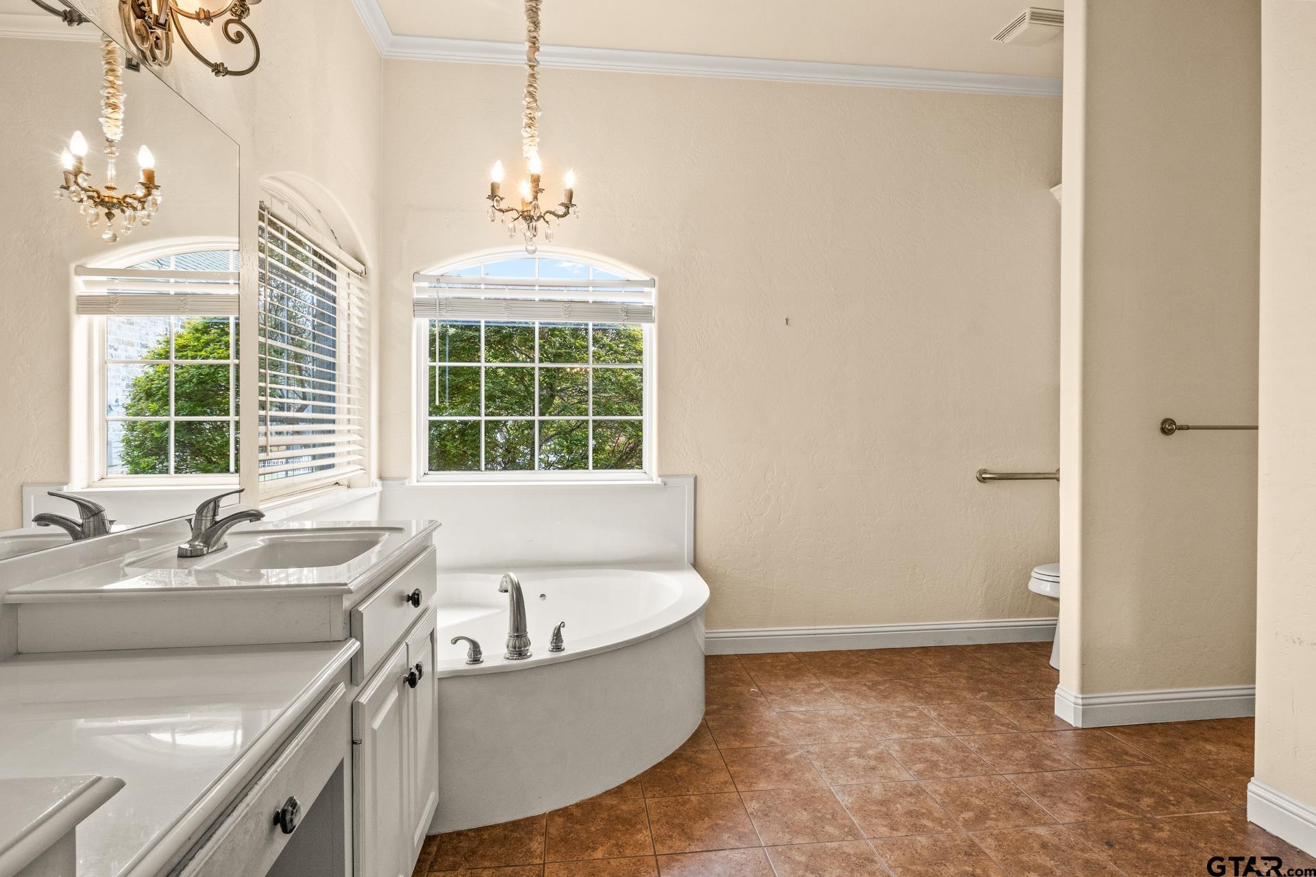 15 W Elmwood Dr