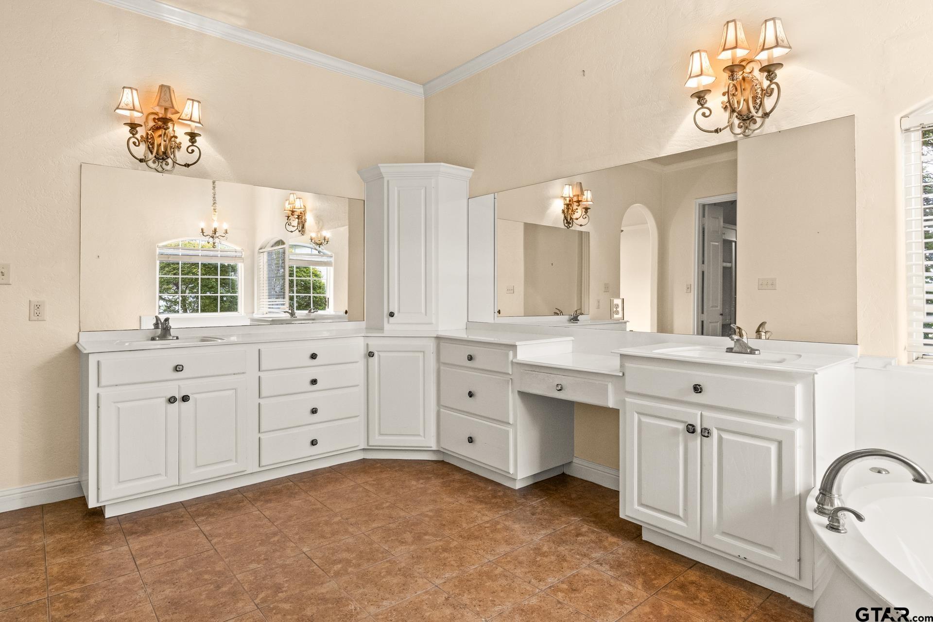15 W Elmwood Dr