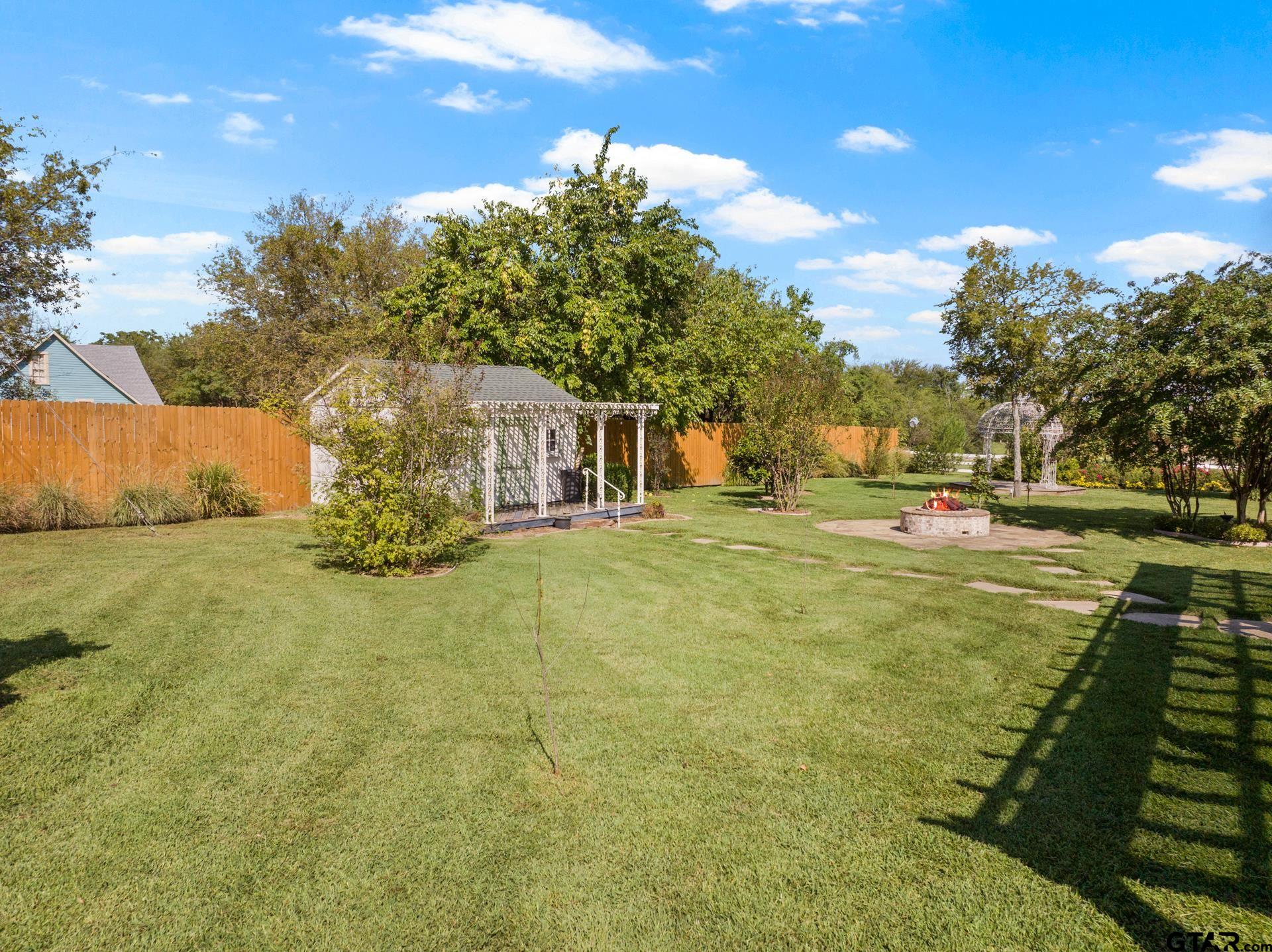 15 W Elmwood Dr