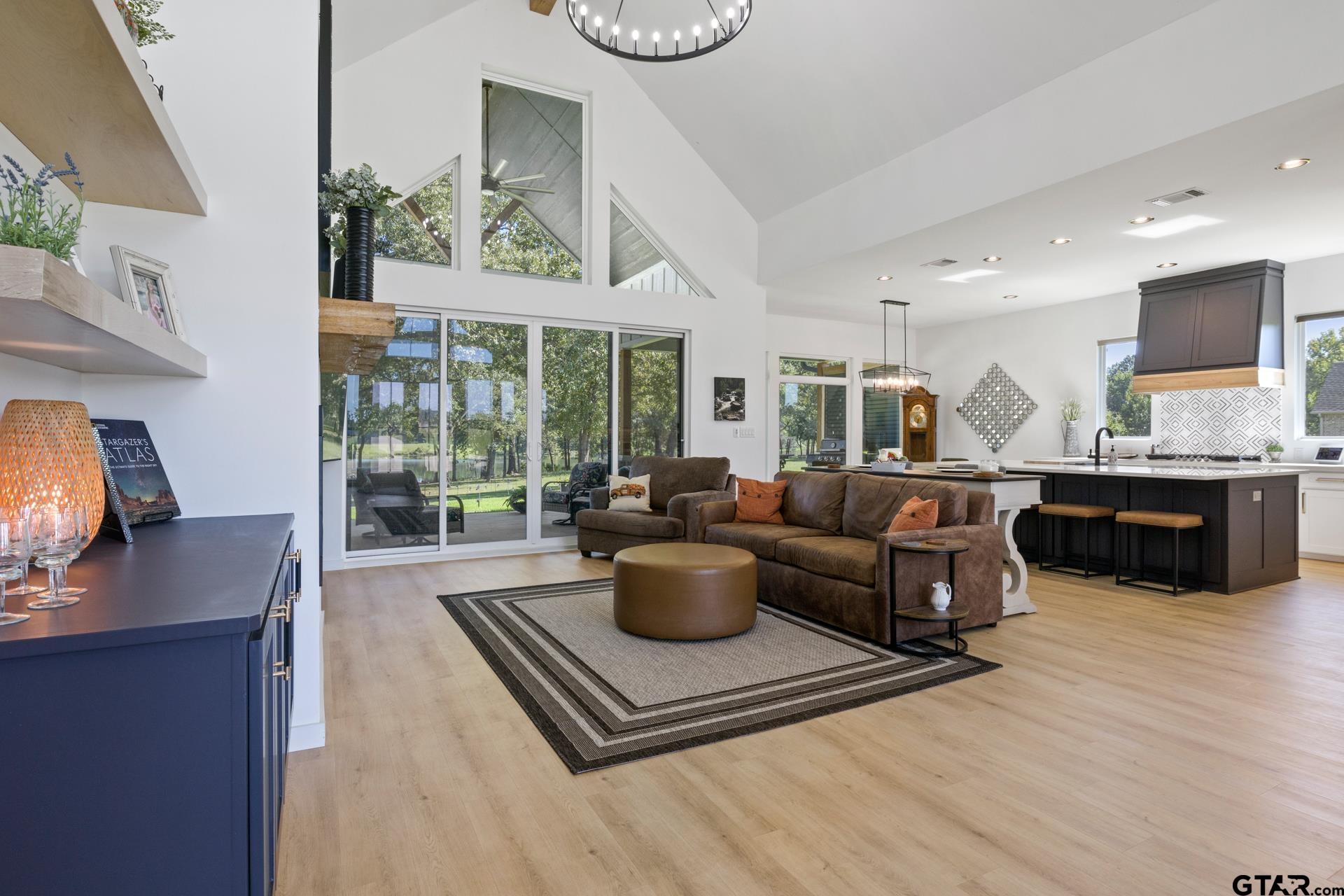 453 Private Road 2712