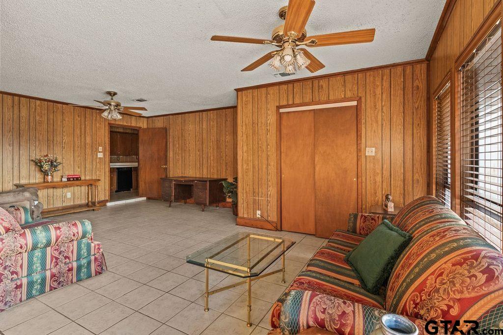 6406 N HWY 37