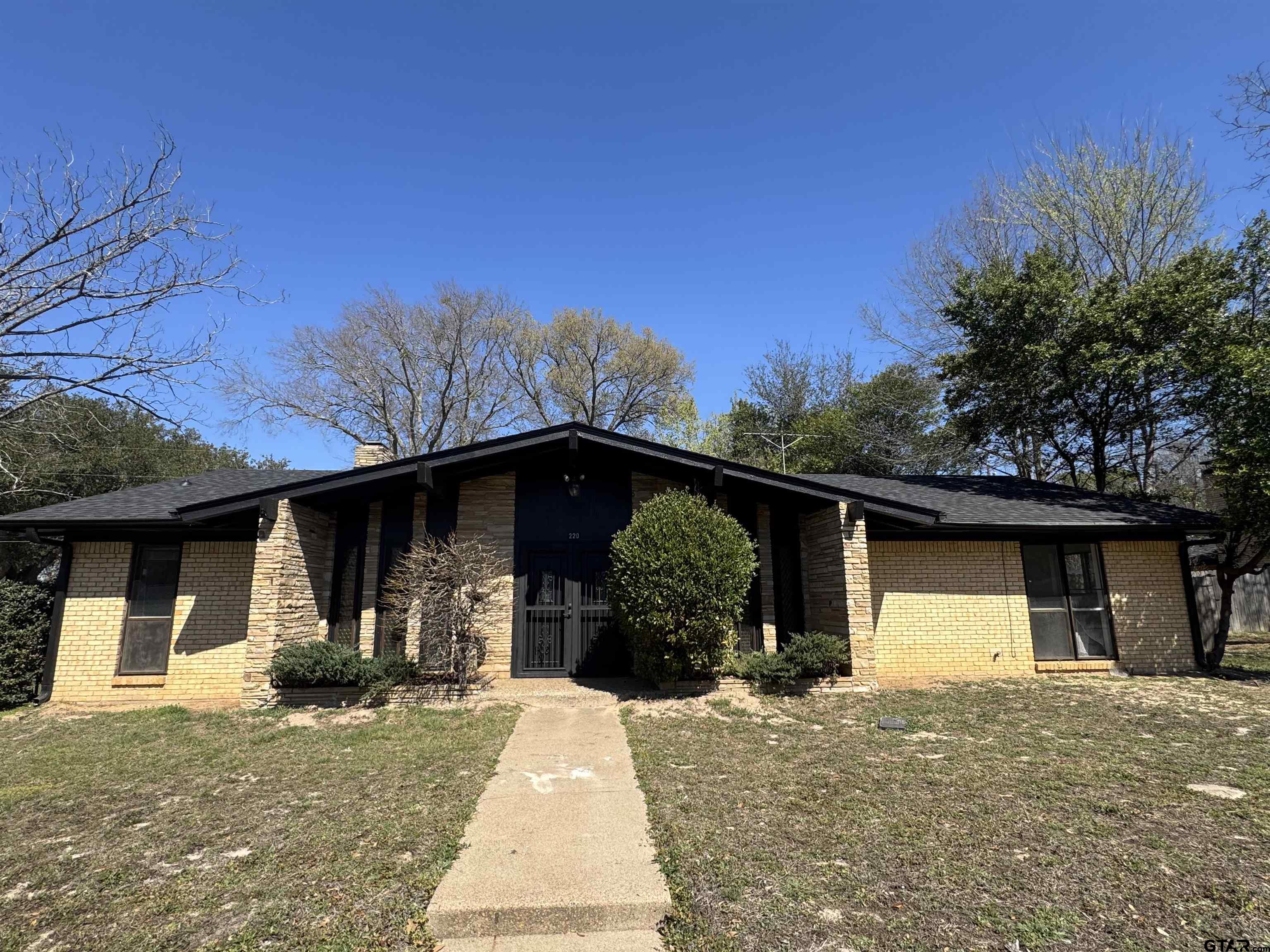 220 Guadalupe