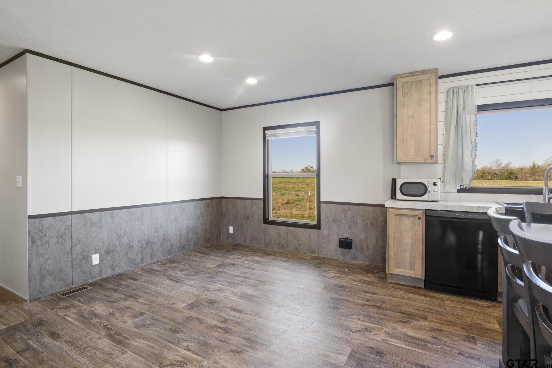 724 NE County Road 2170