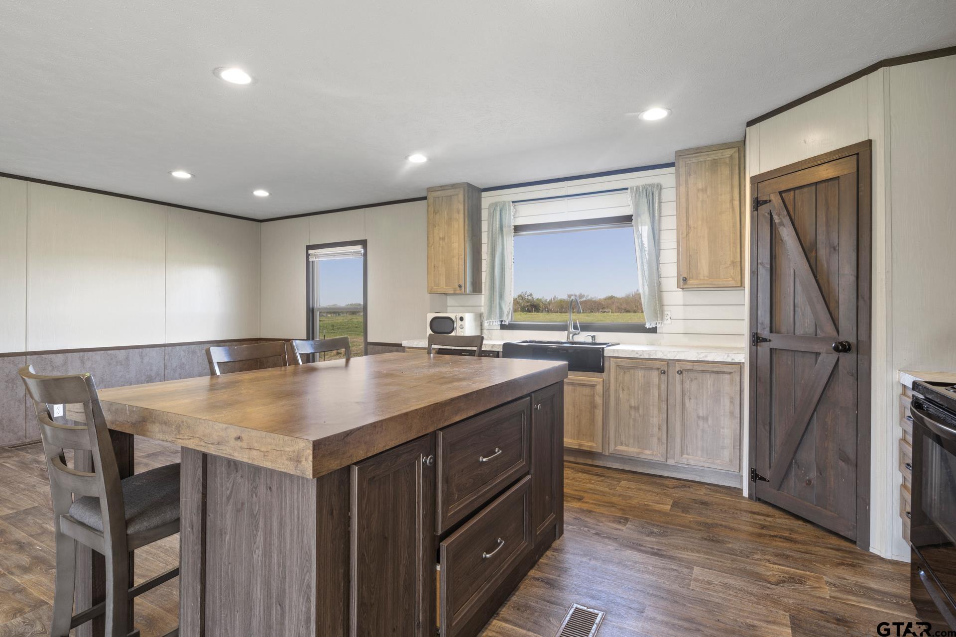 724 NE County Road 2170