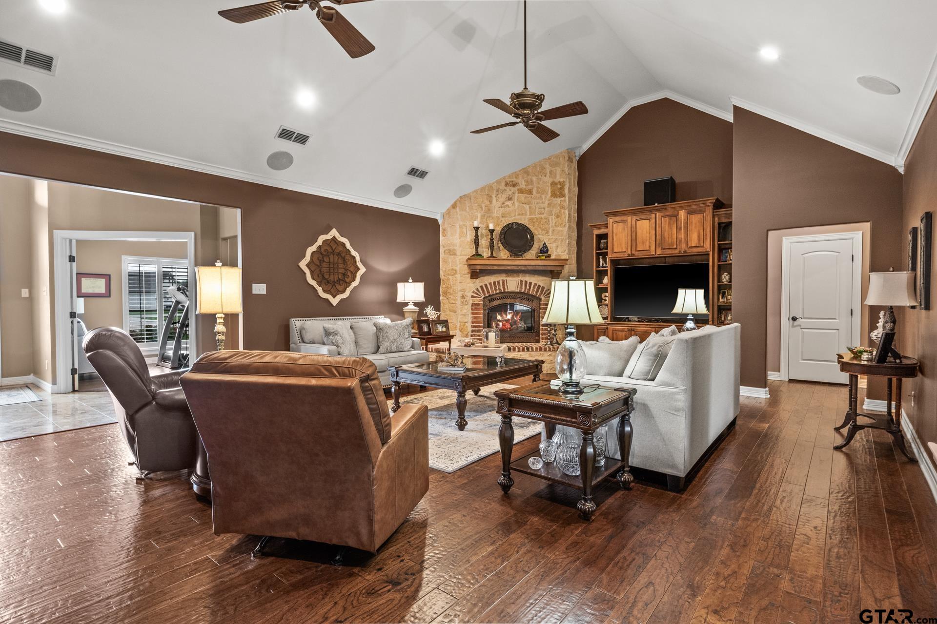 204 Private Road 54166