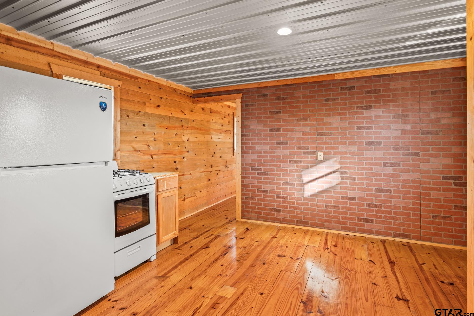 808 County Road 2121