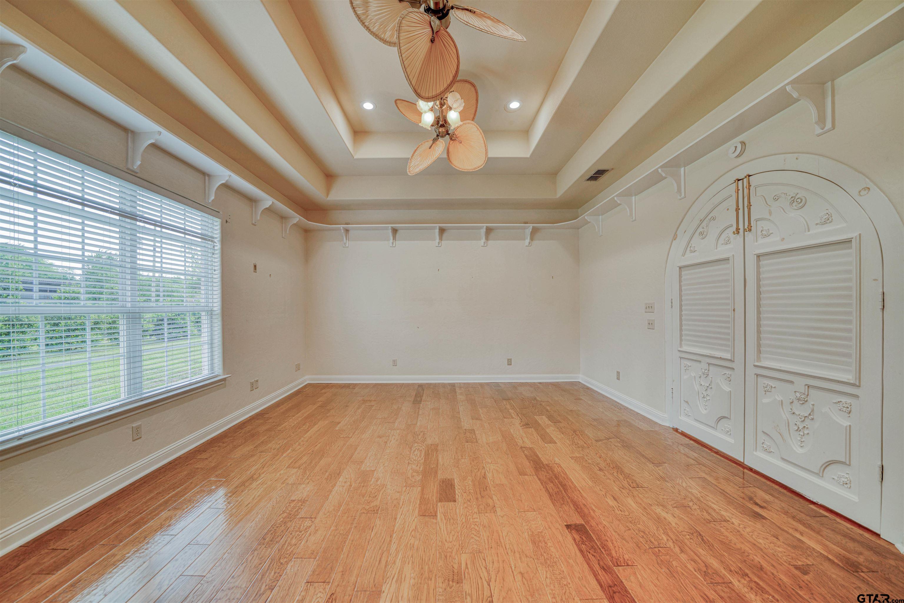 15 W Elmwood