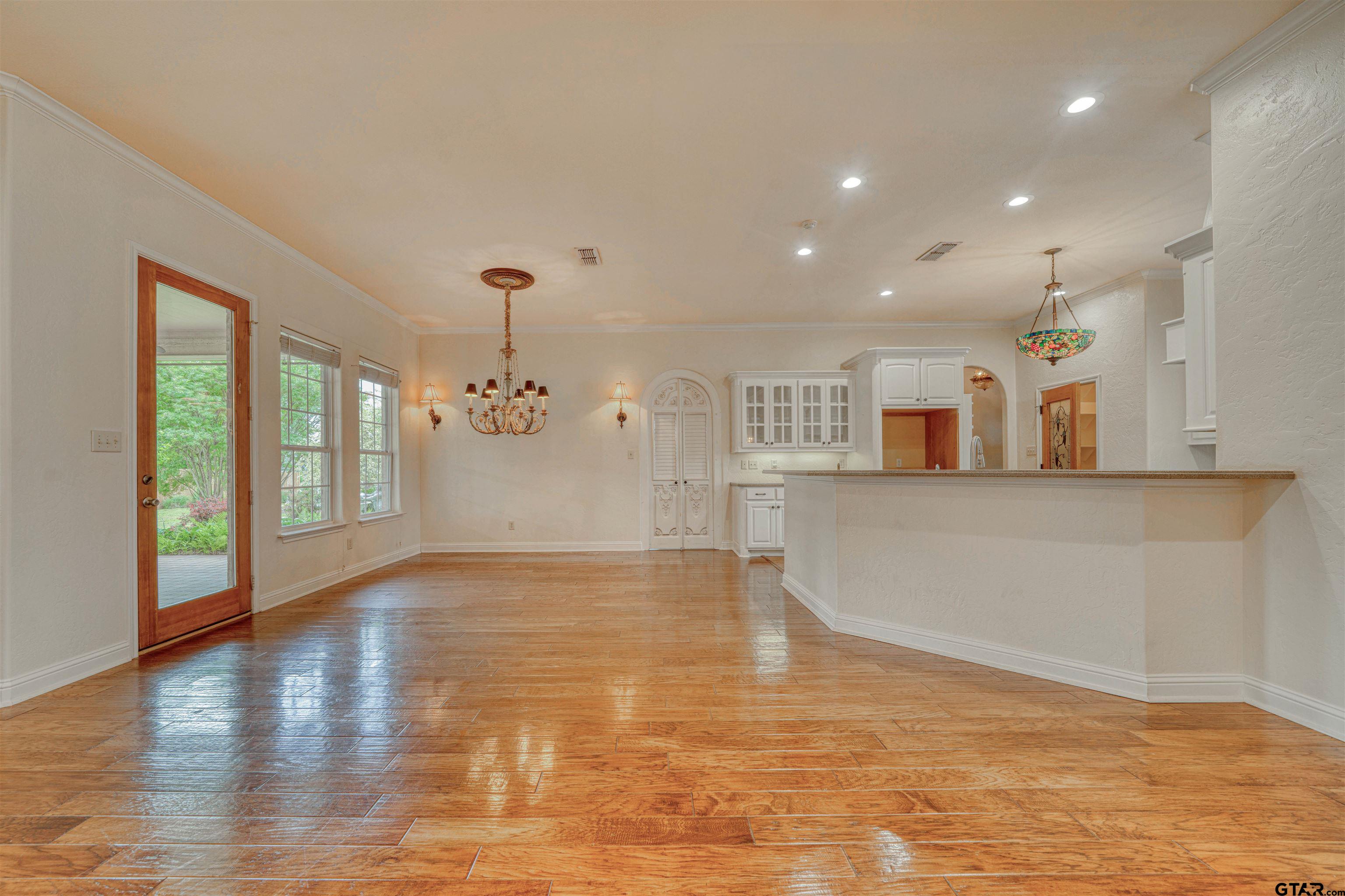 15 W Elmwood