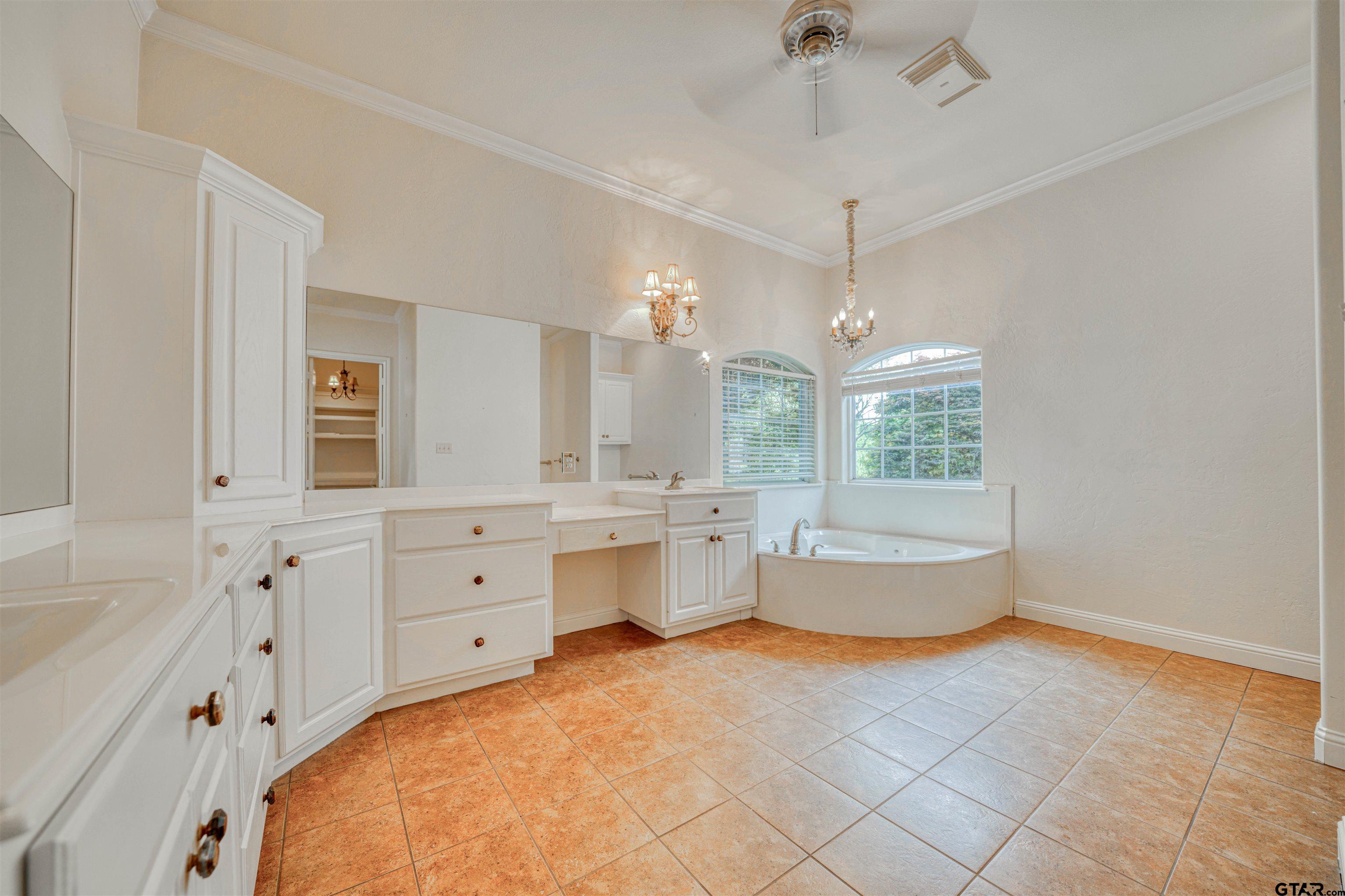 15 W Elmwood