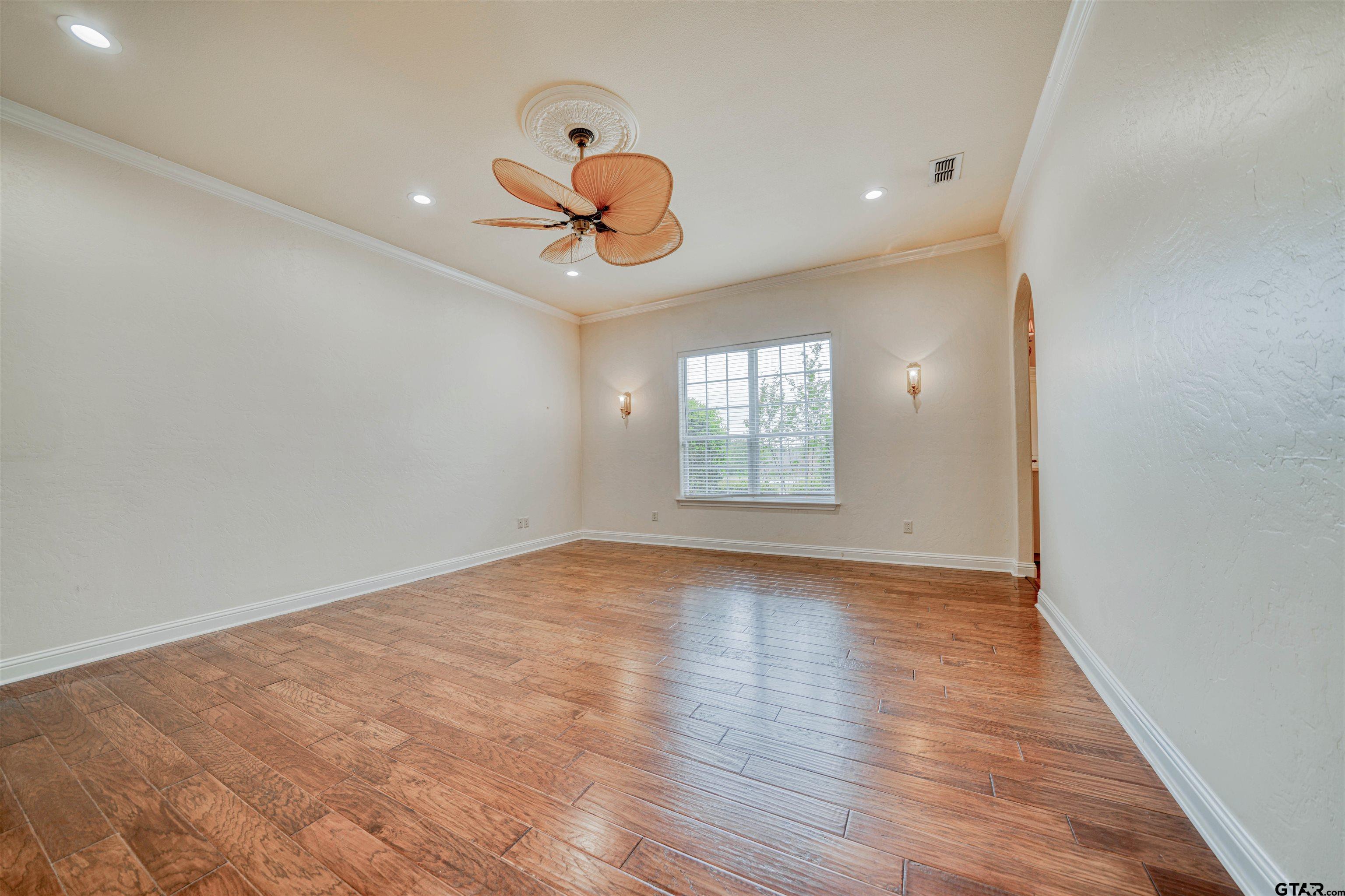 15 W Elmwood