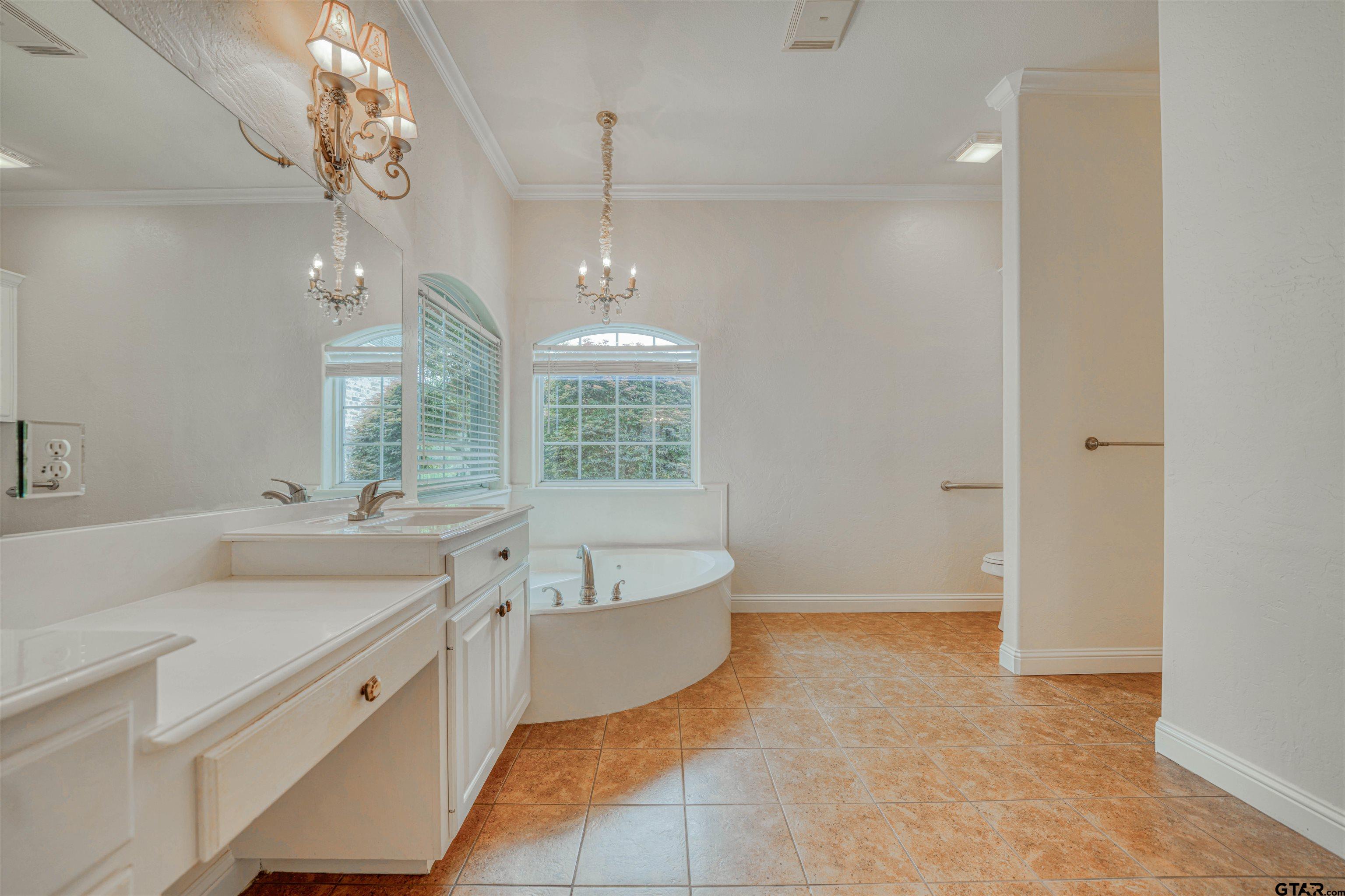 15 W Elmwood