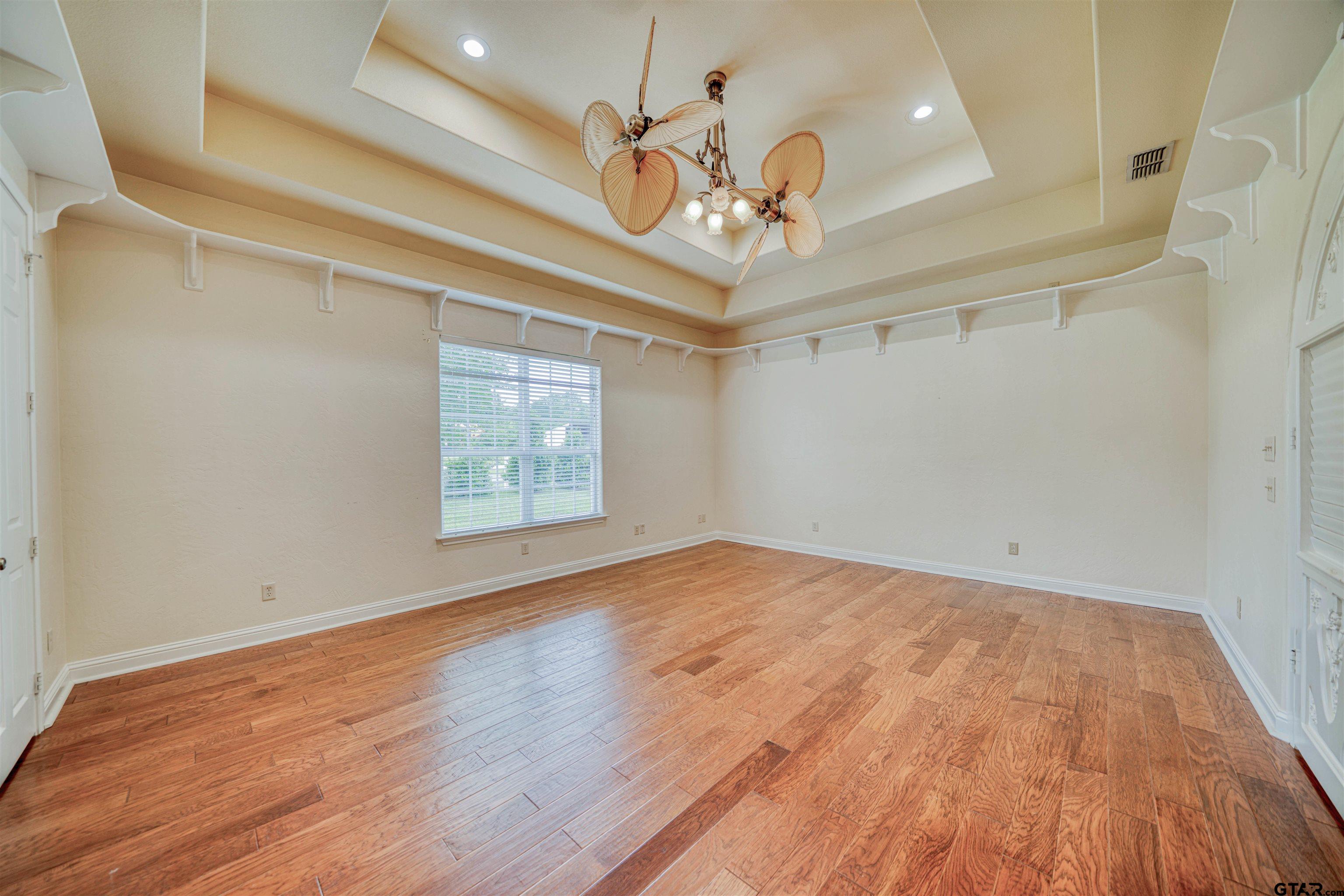 15 W Elmwood