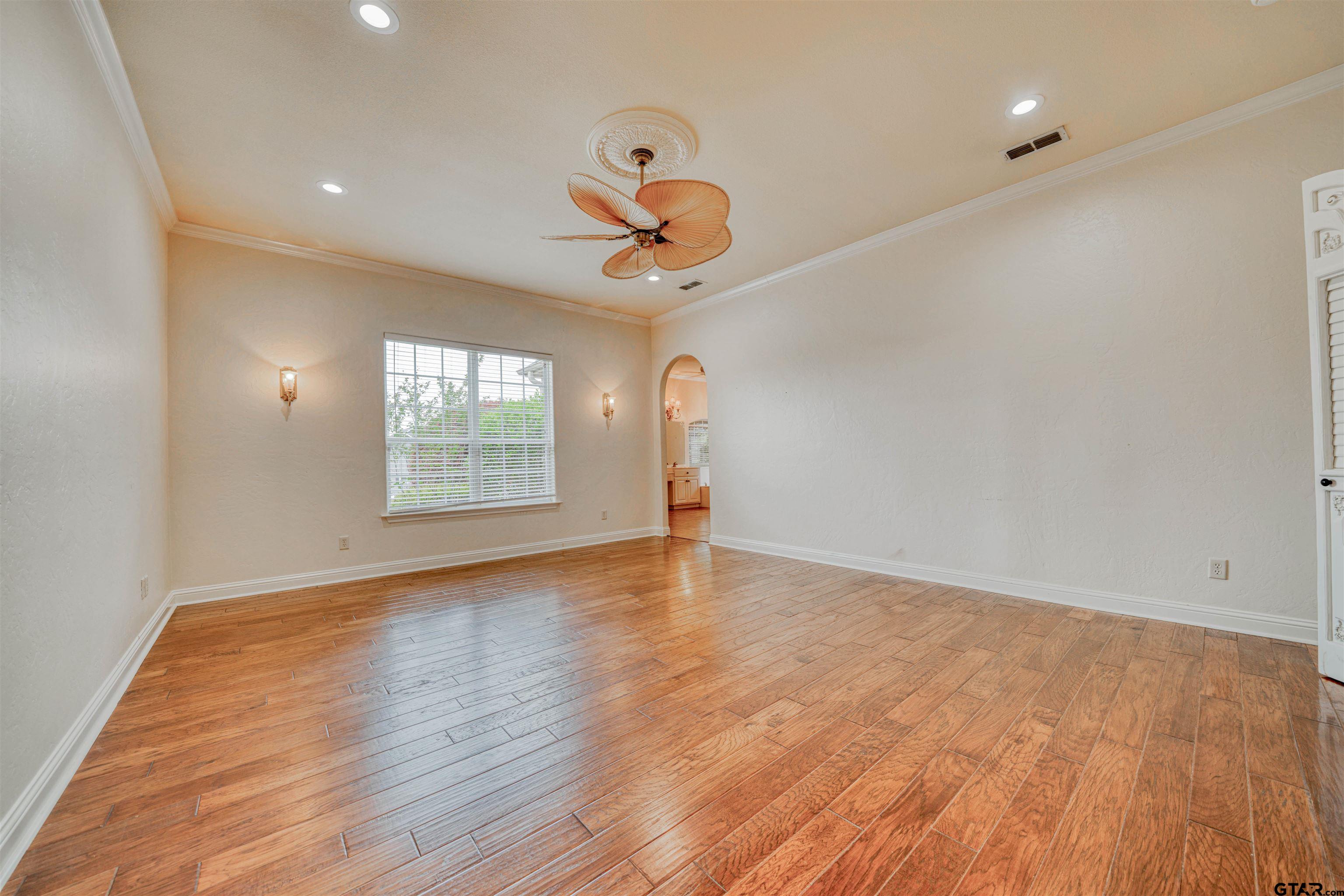 15 W Elmwood