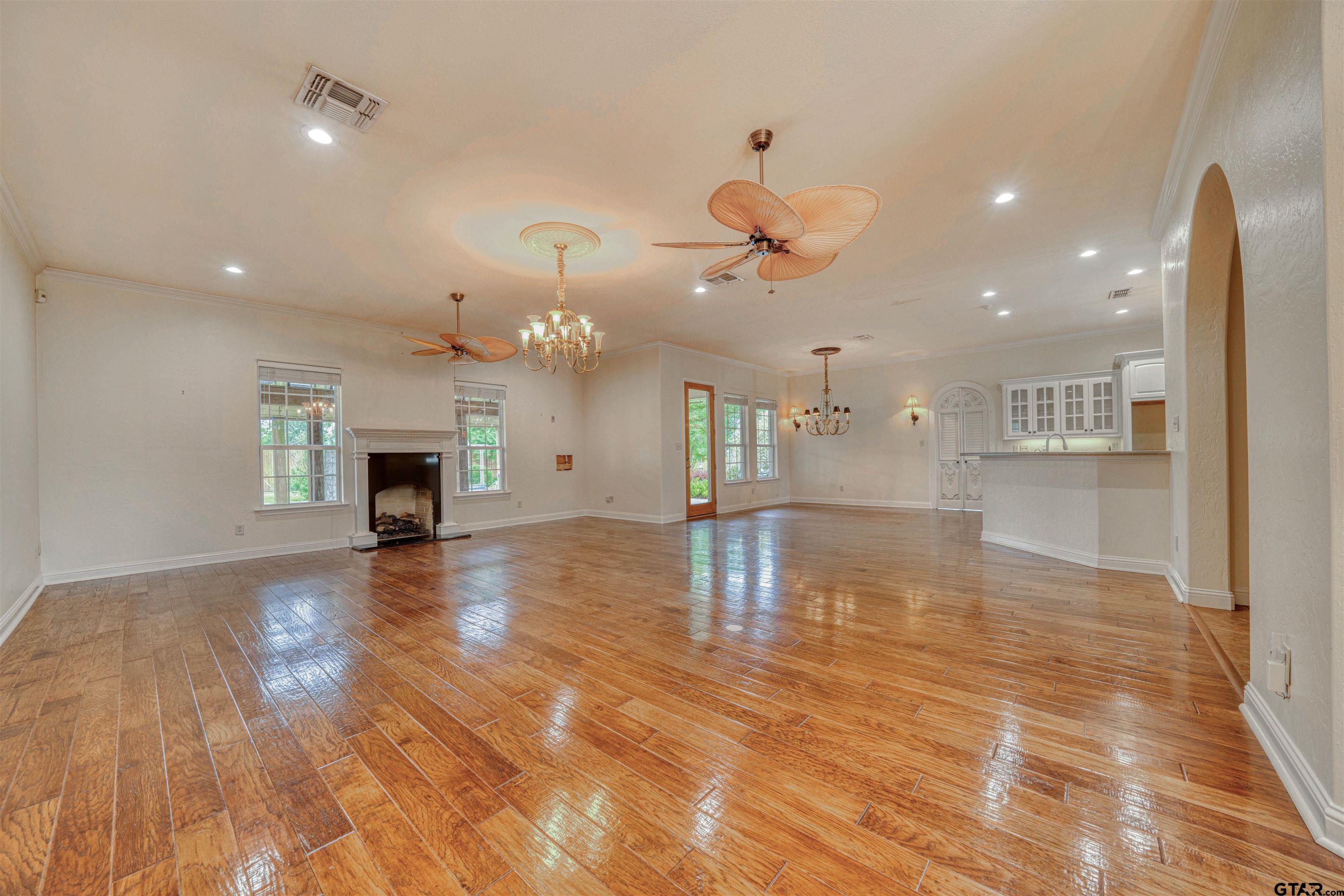15 W Elmwood