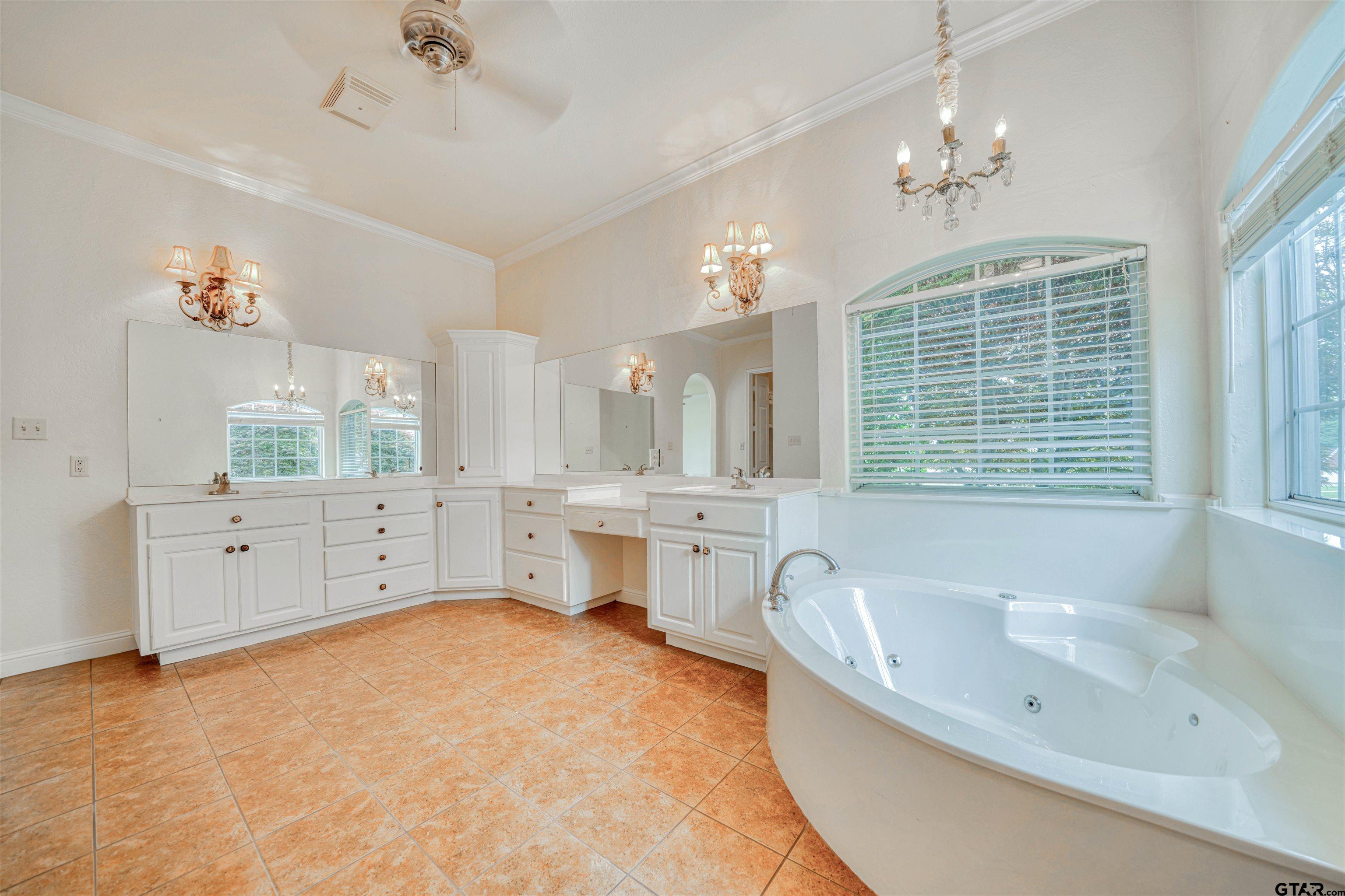 15 W Elmwood
