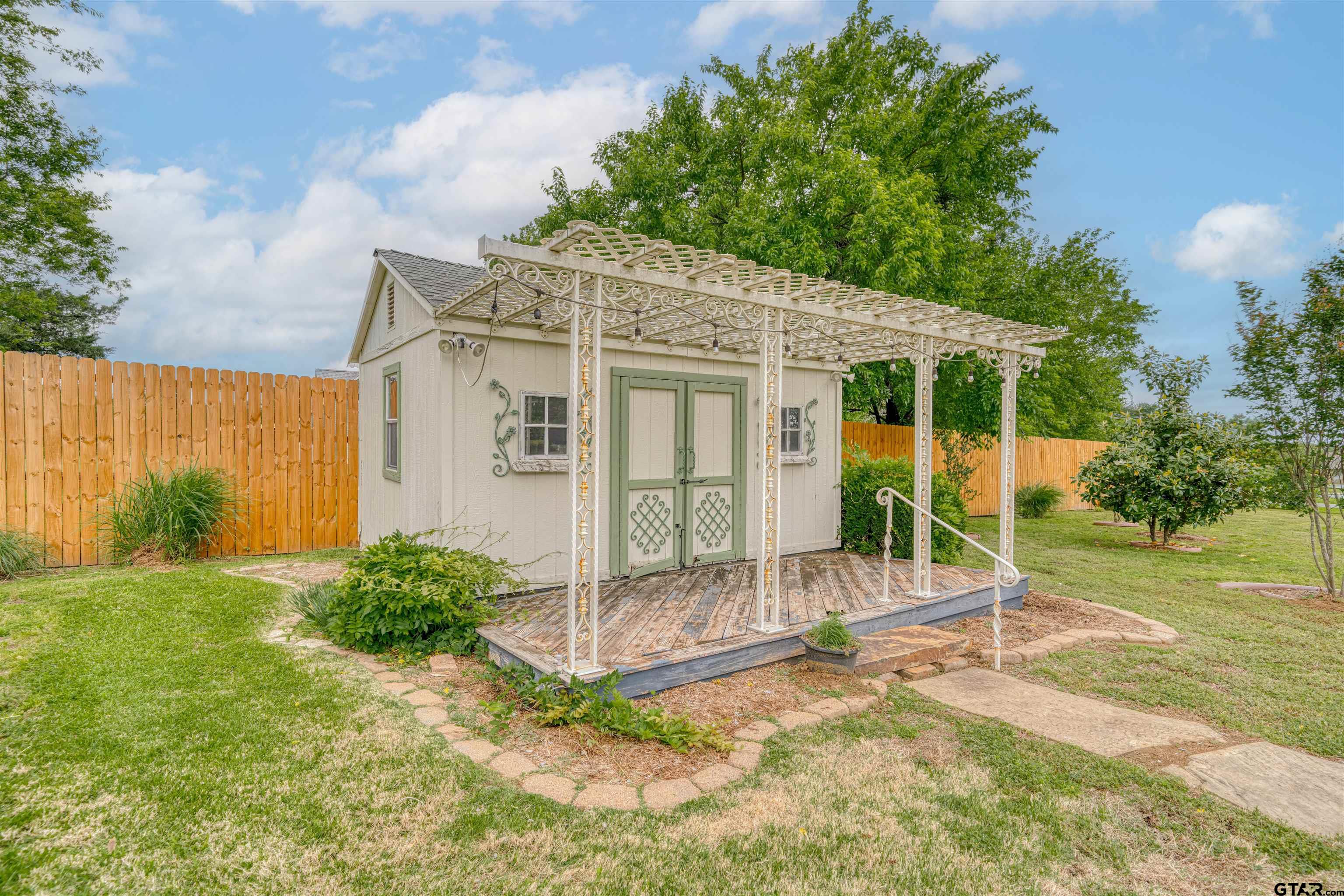 15 W Elmwood