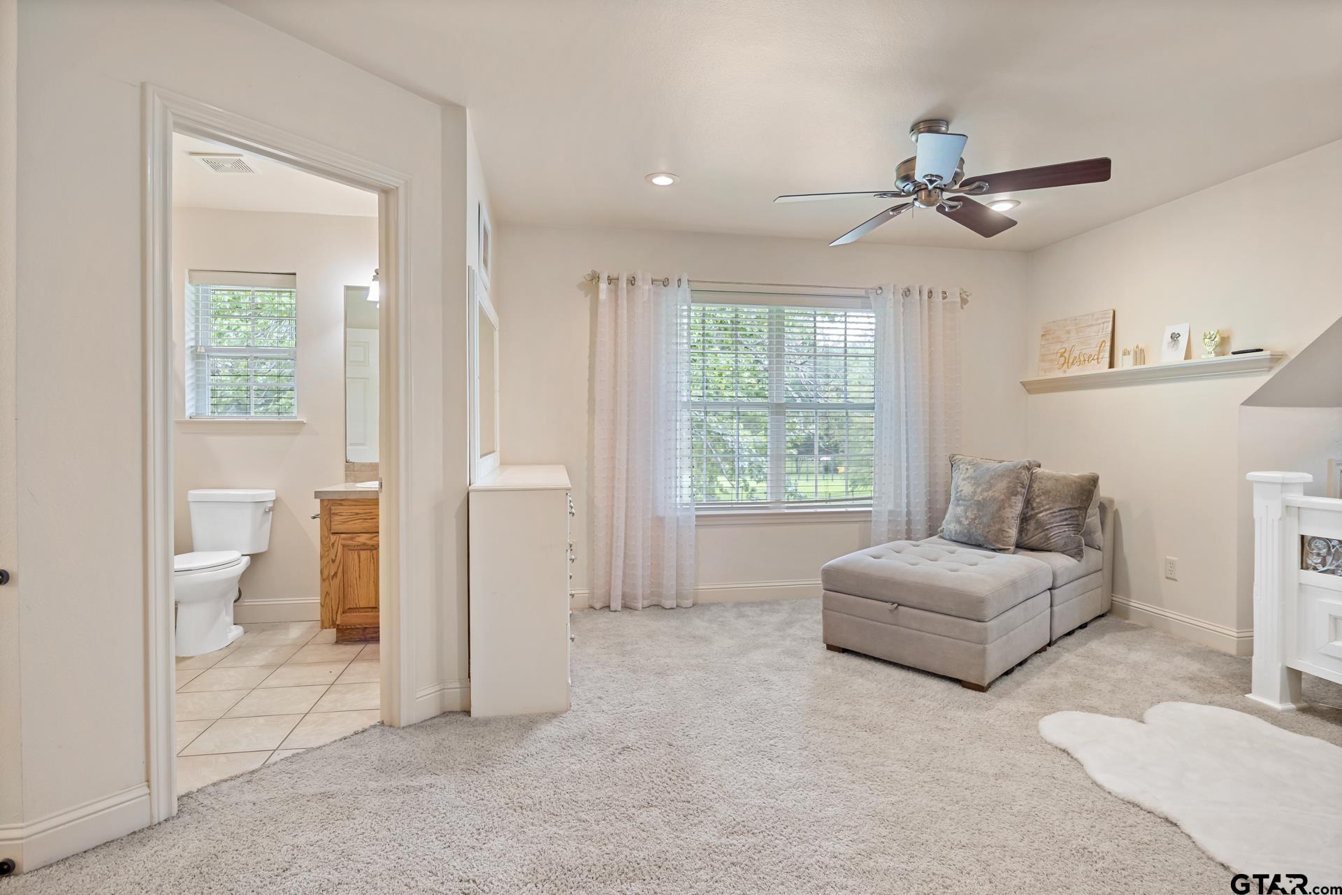 910 Holly Hill Ln