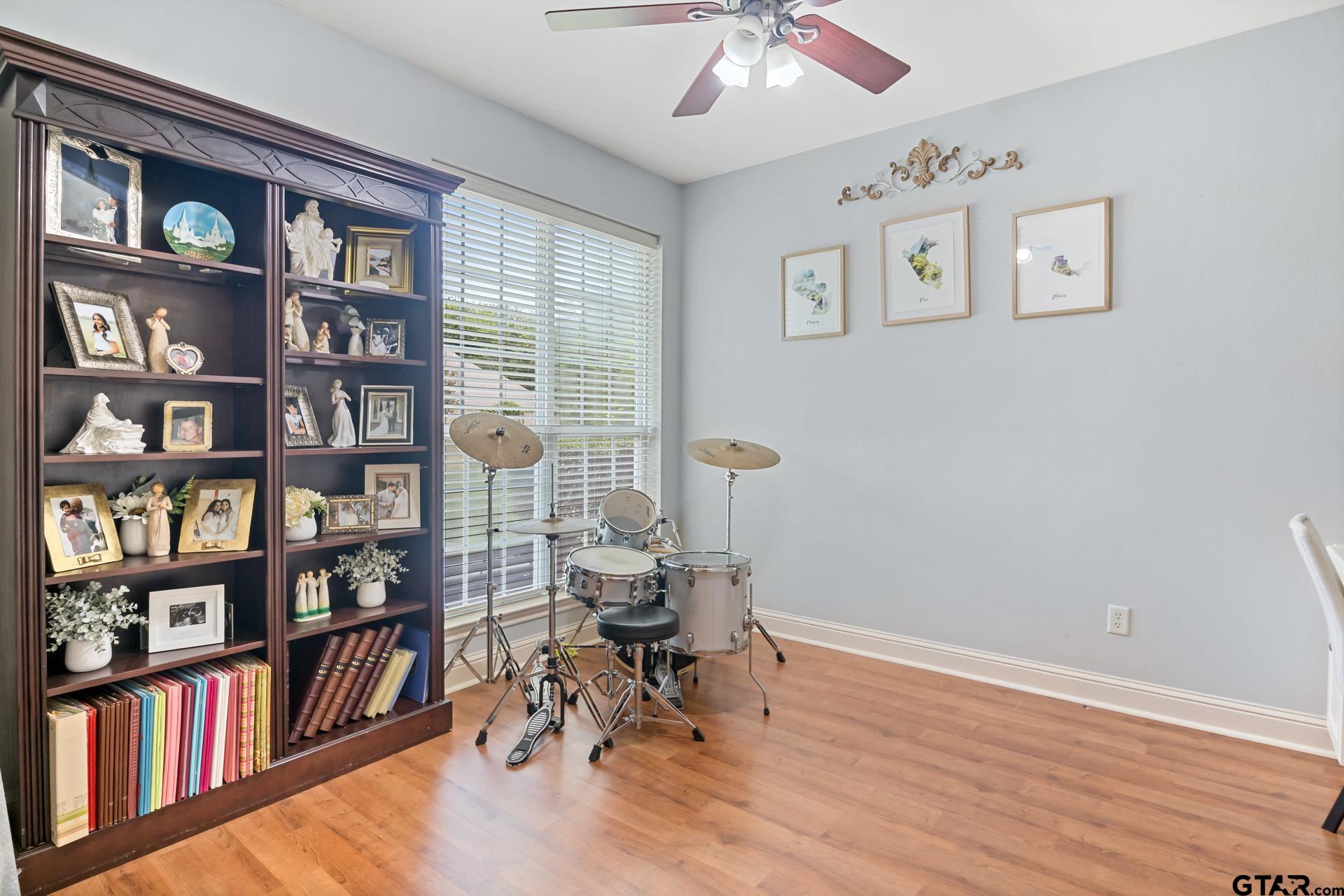 910 Holly Hill Ln