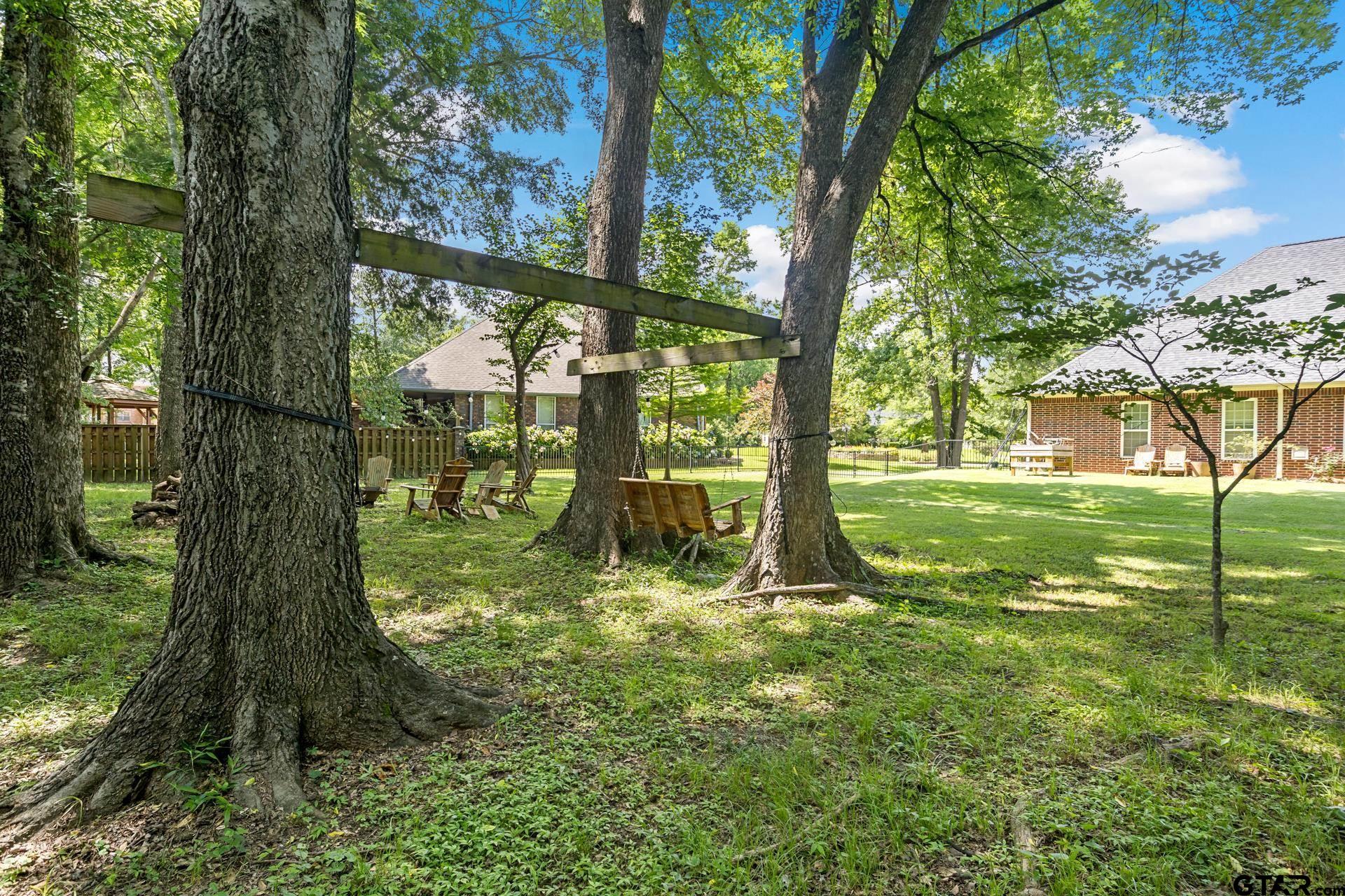 910 Holly Hill Ln