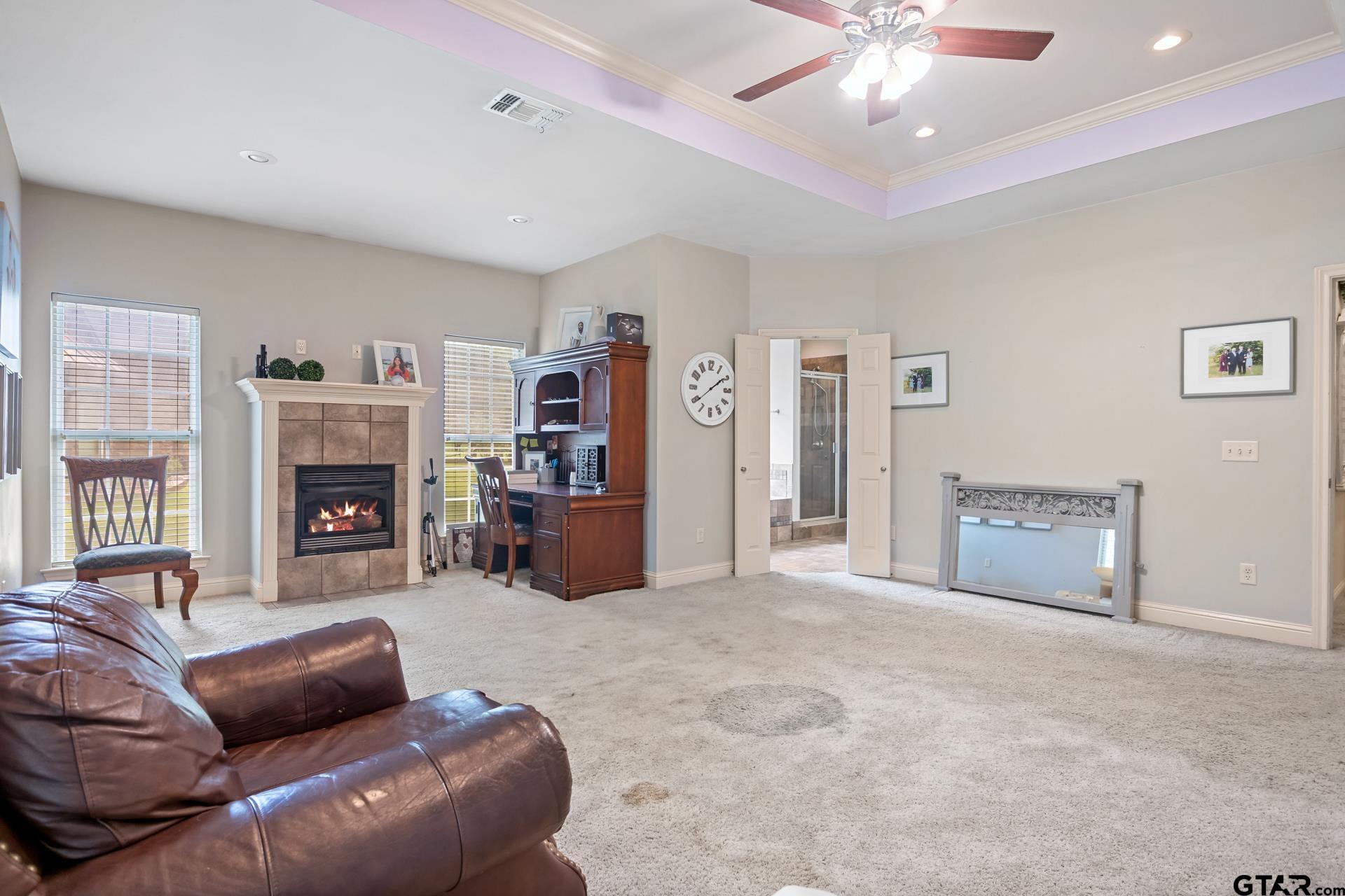 910 Holly Hill Ln