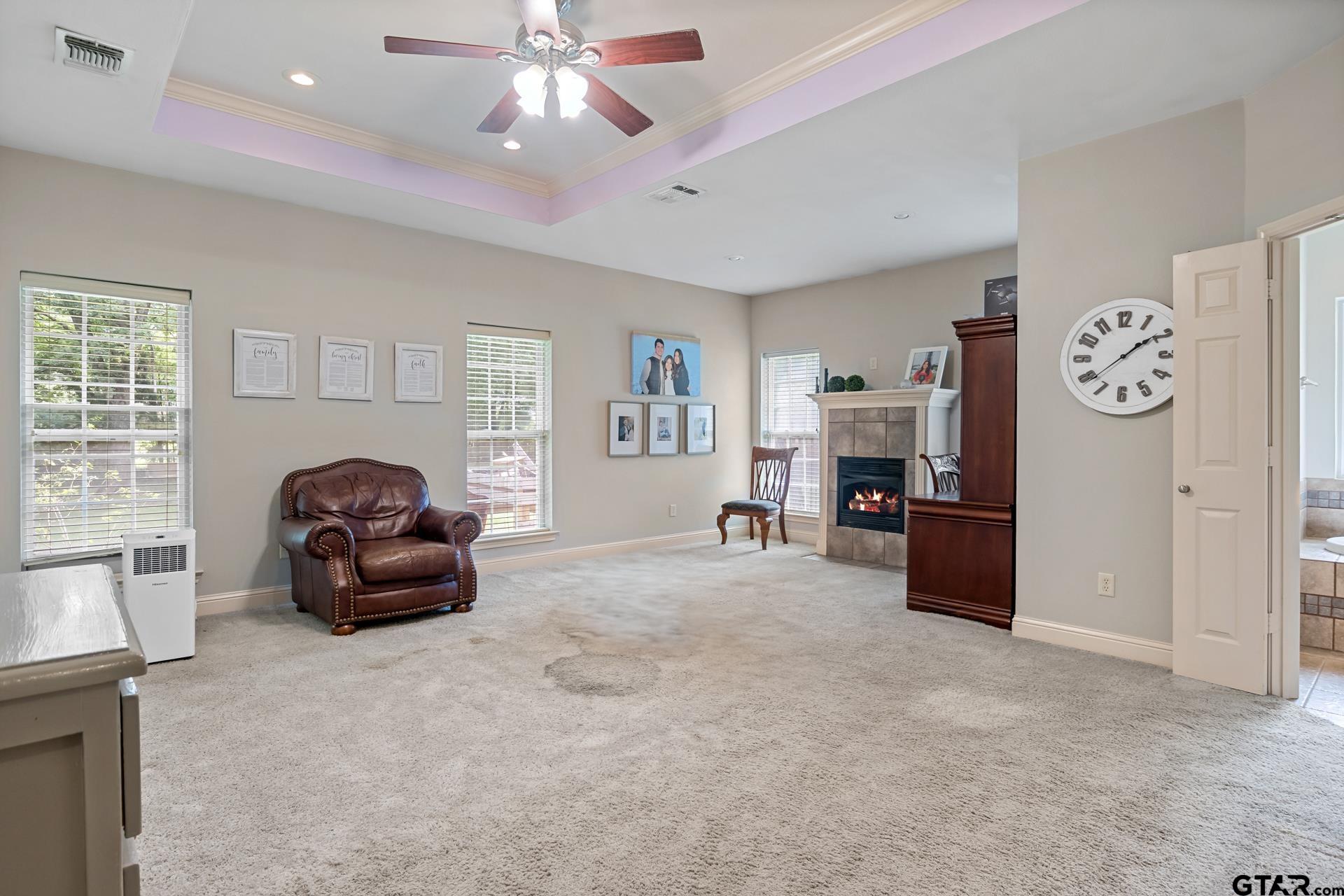 910 Holly Hill Ln