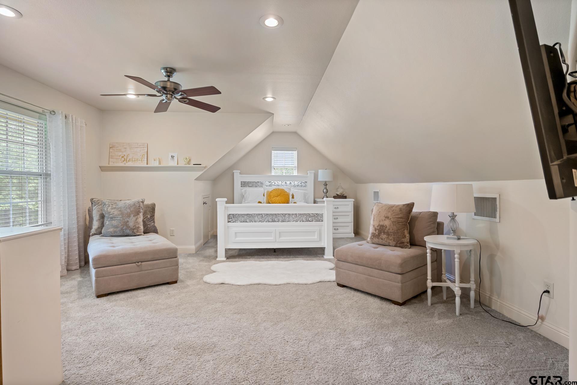 910 Holly Hill Ln