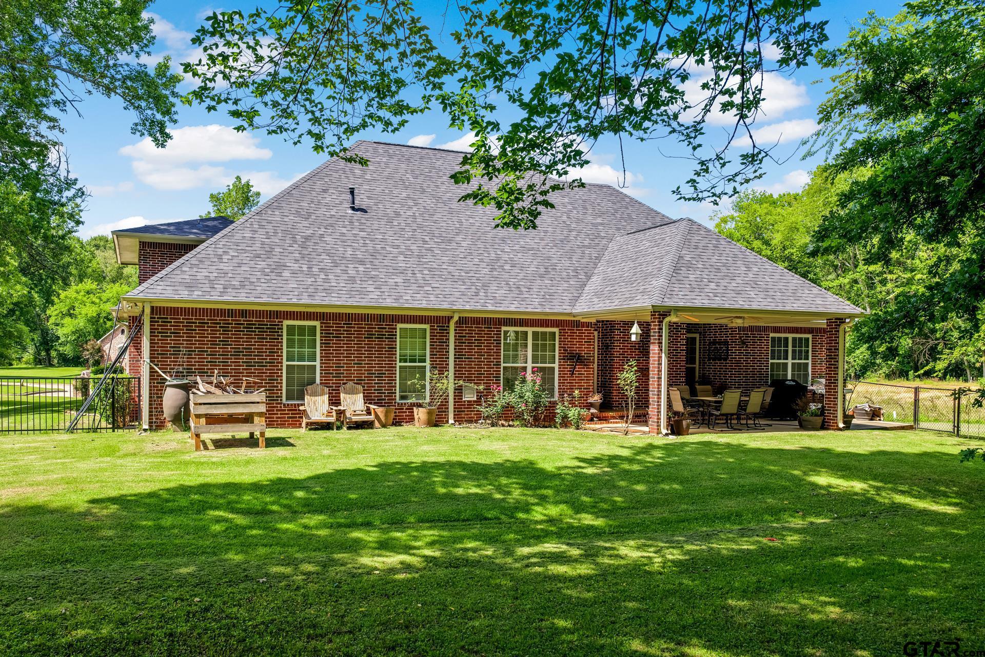 910 Holly Hill Ln