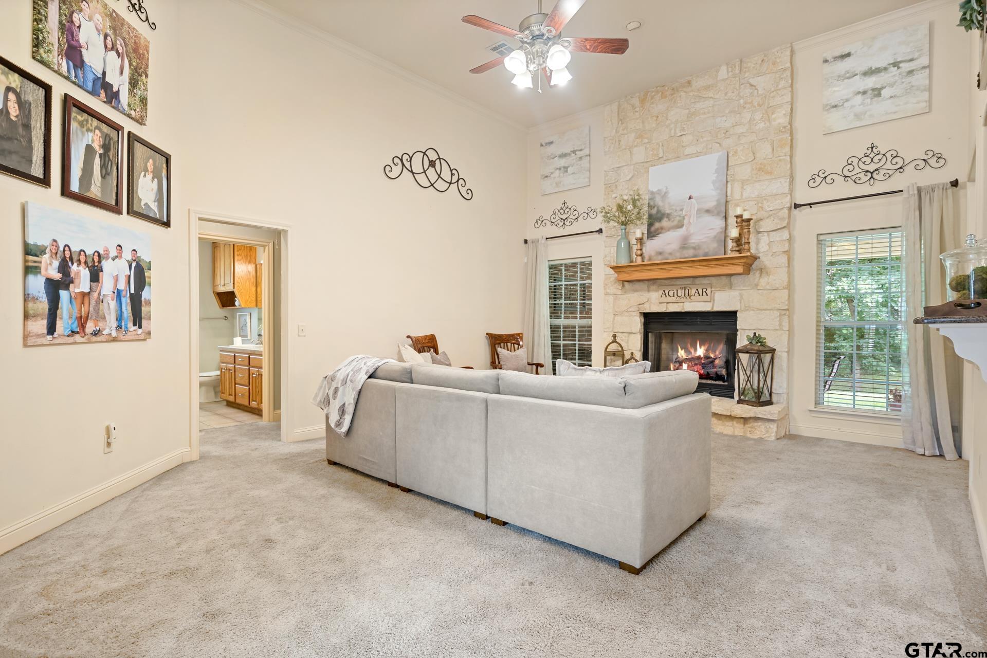 910 Holly Hill Ln