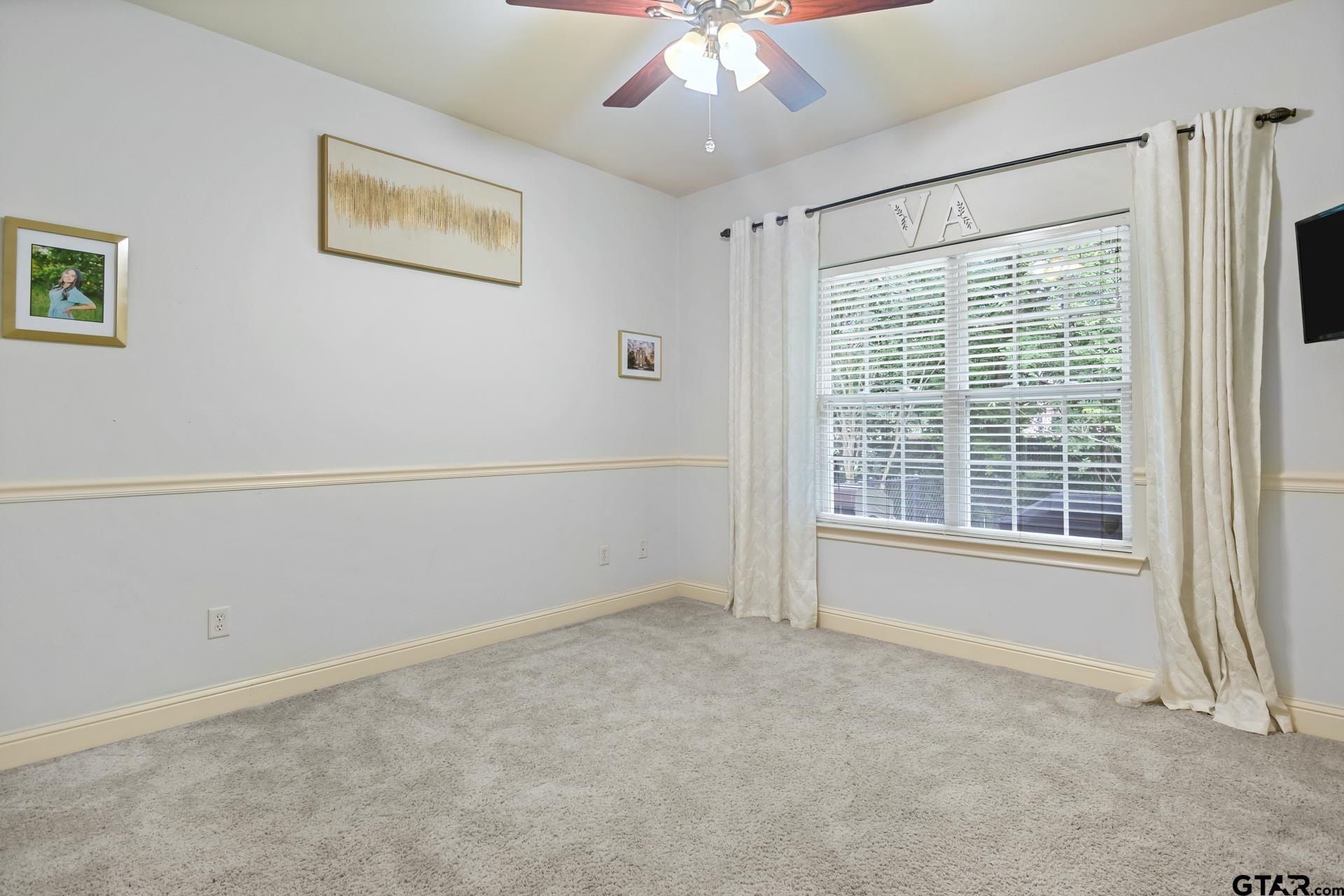 910 Holly Hill Ln