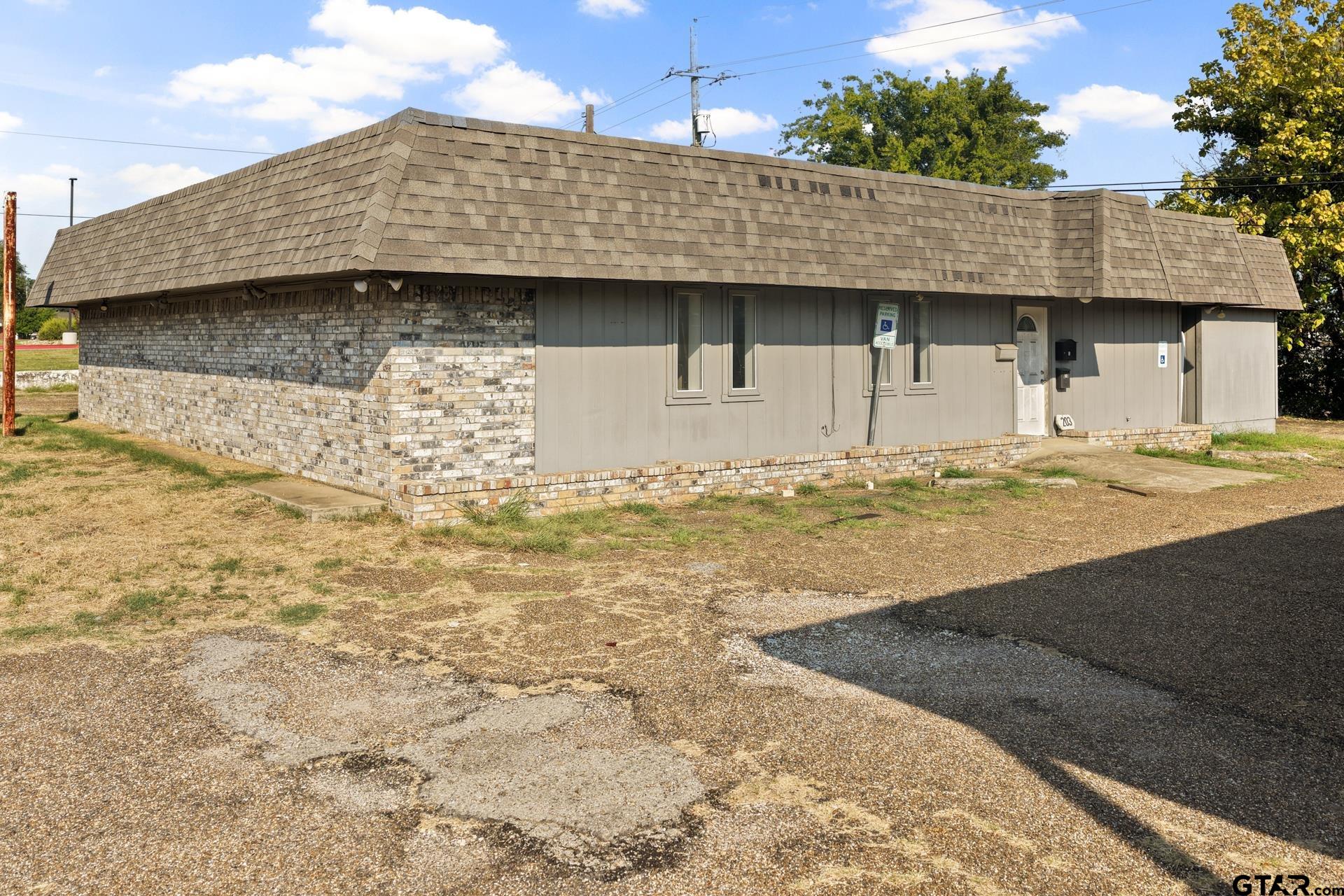 203 E 16th