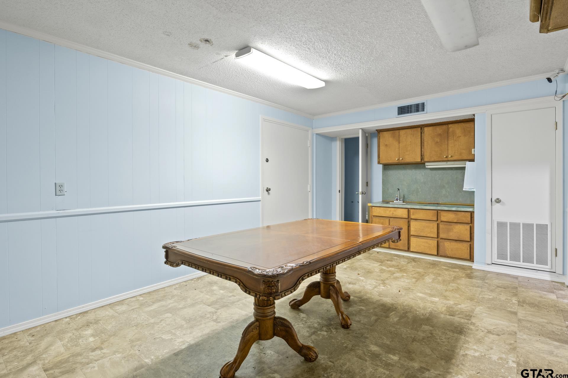 203 E 16th