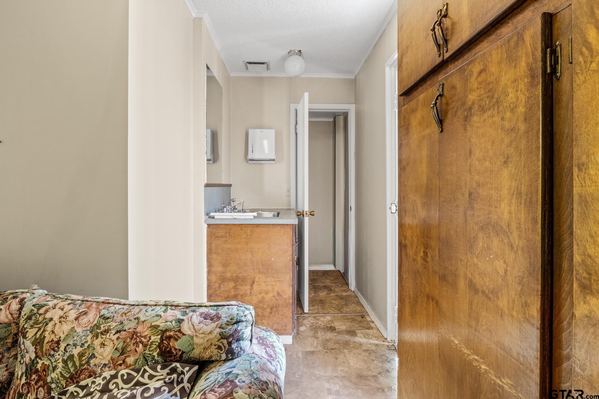 203 E 16th