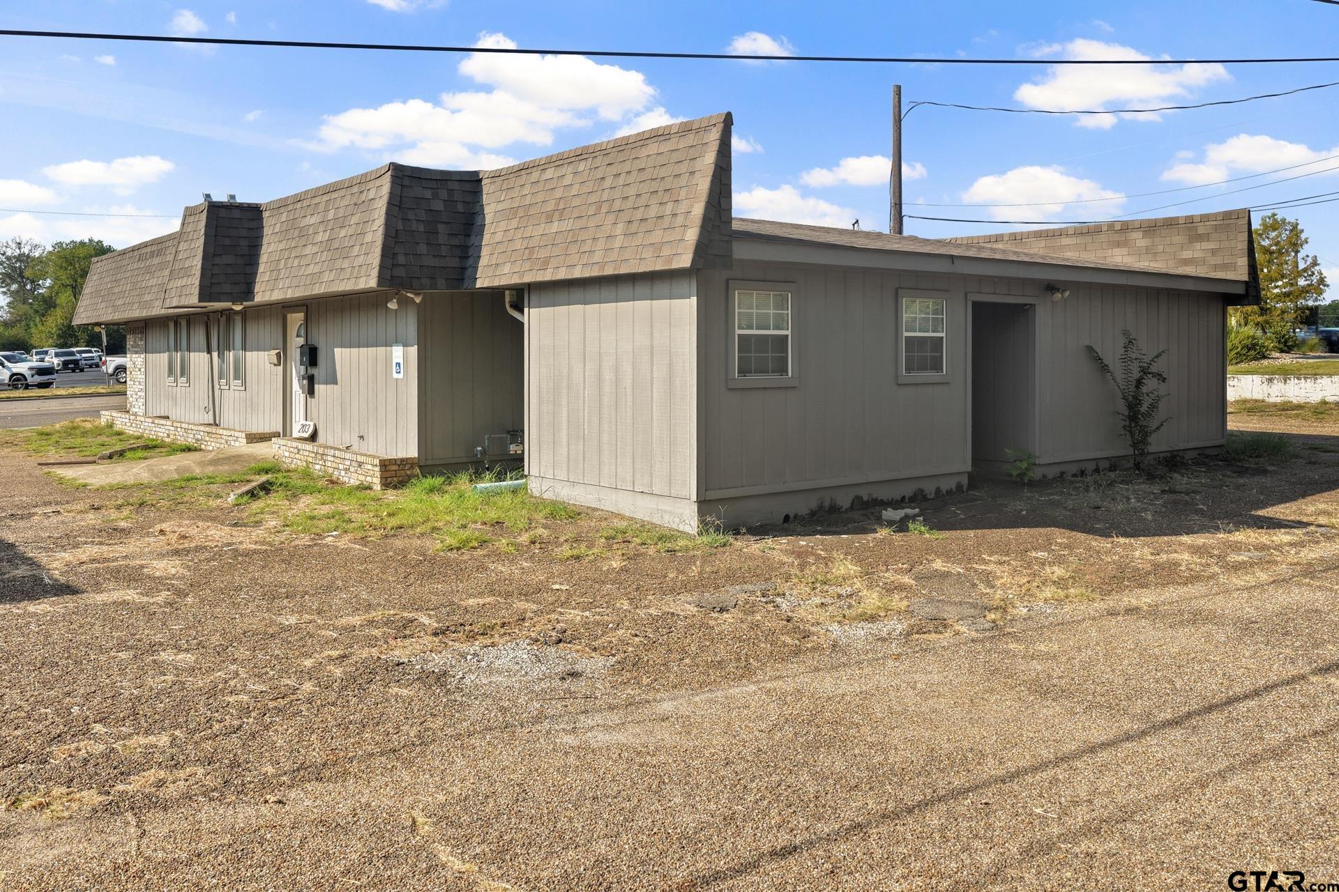 203 E 16th