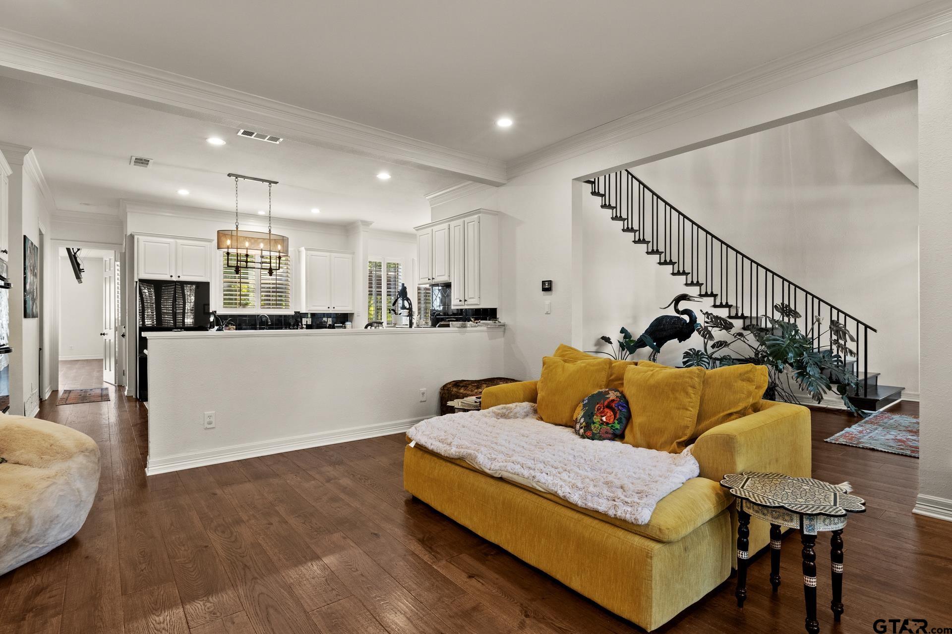 1105 S Williams