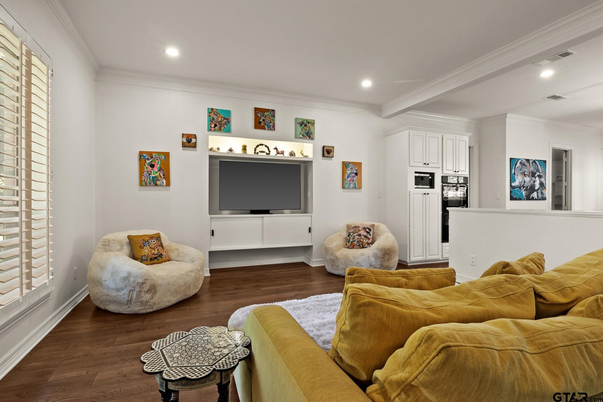 1105 S Williams