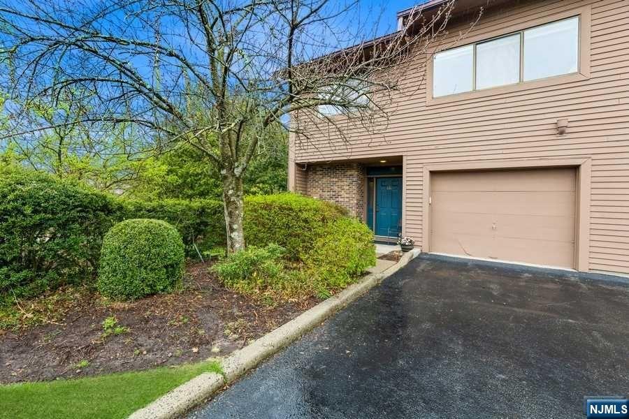 66 Woodbury Court