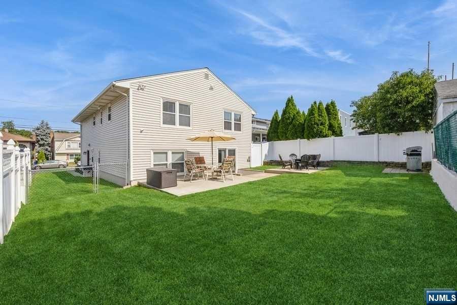 406 Van Bussum Avenue