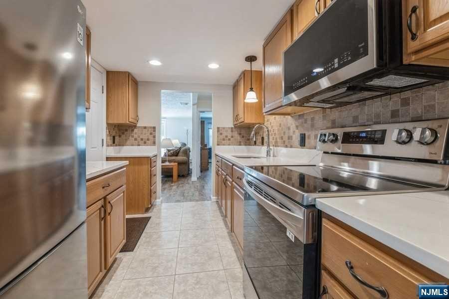 406 Van Bussum Avenue