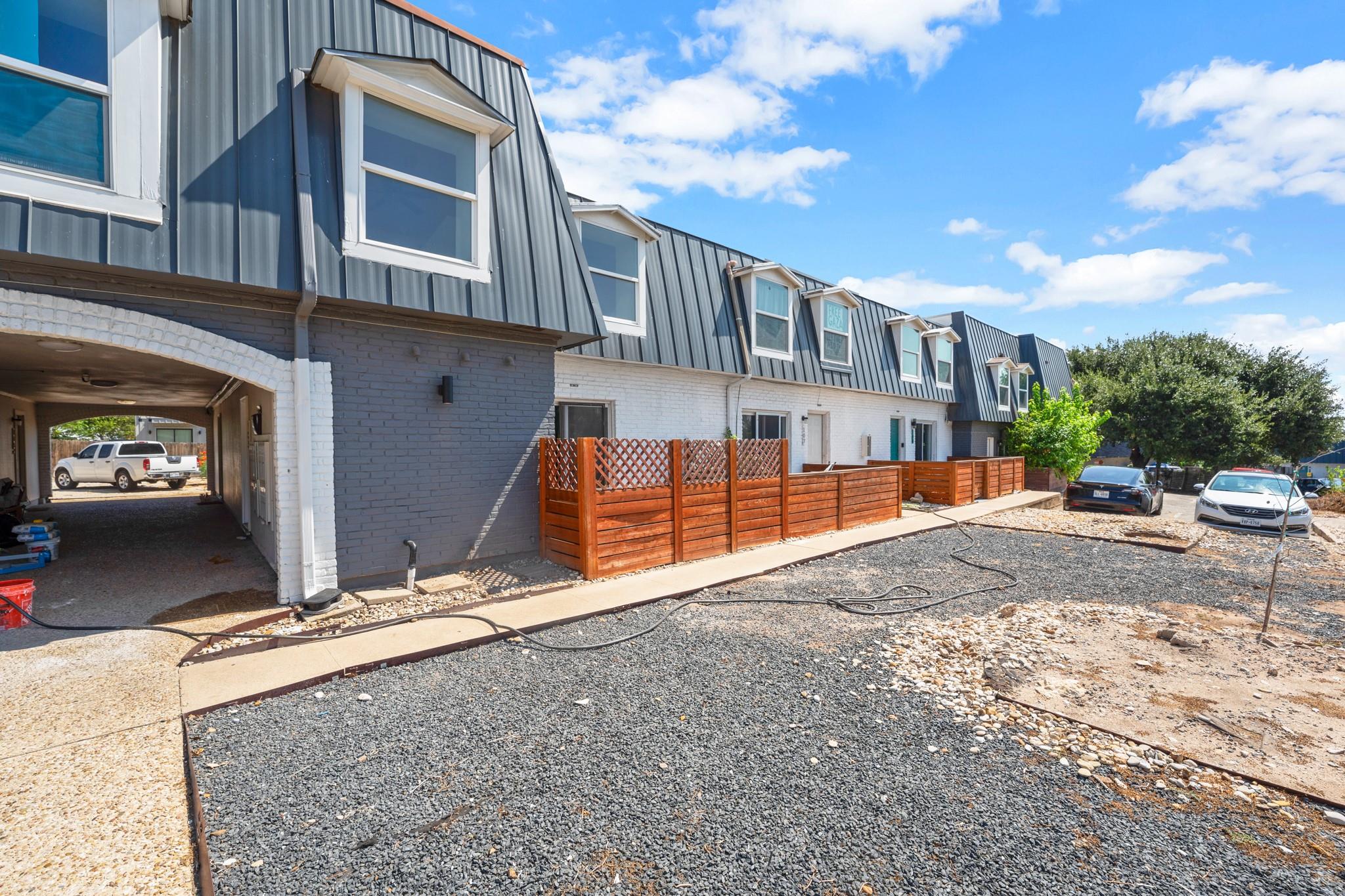 300 E Croslin ST # 106
