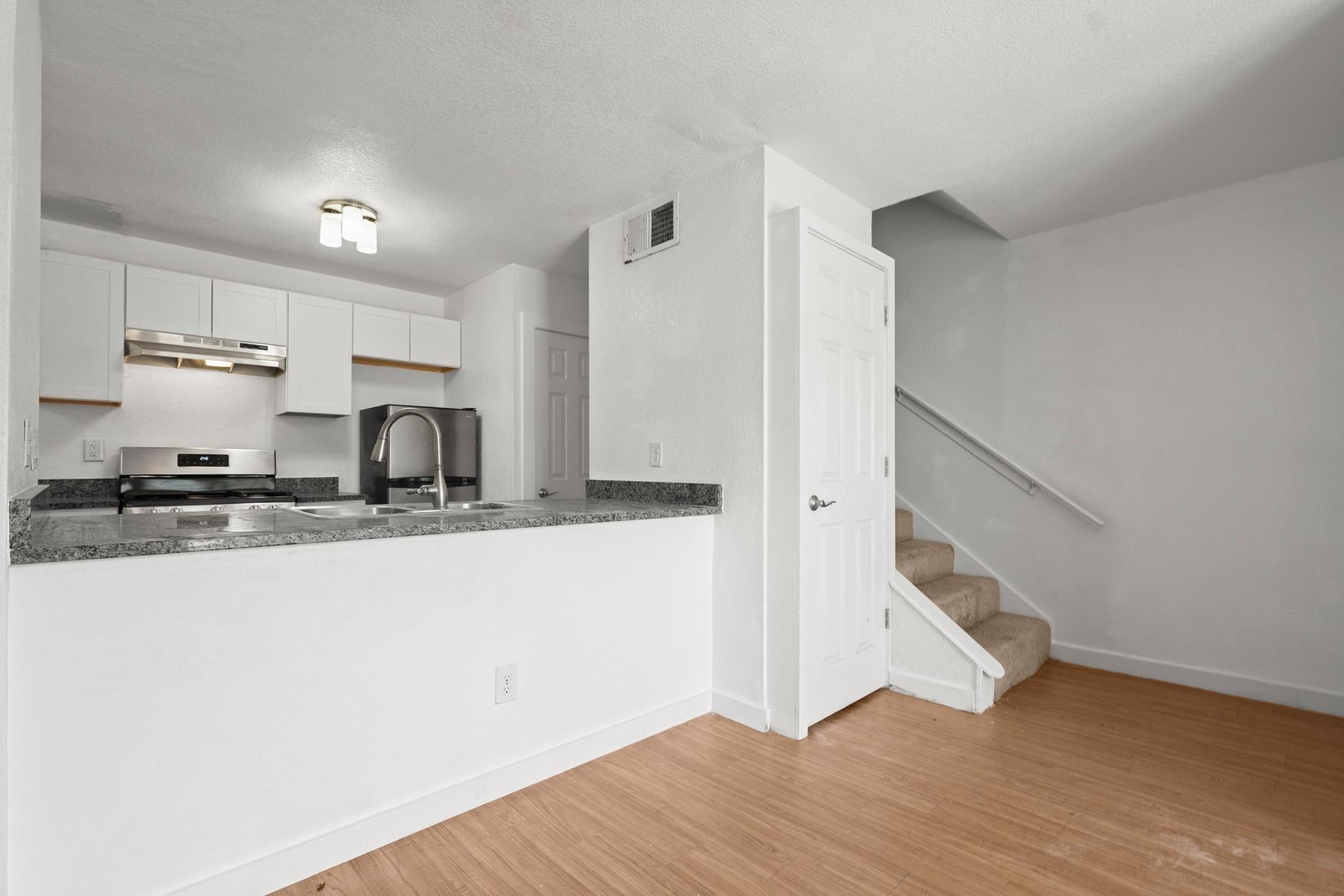300 E Croslin ST # 106