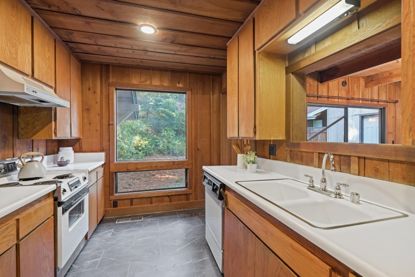 316 W Hilton DR